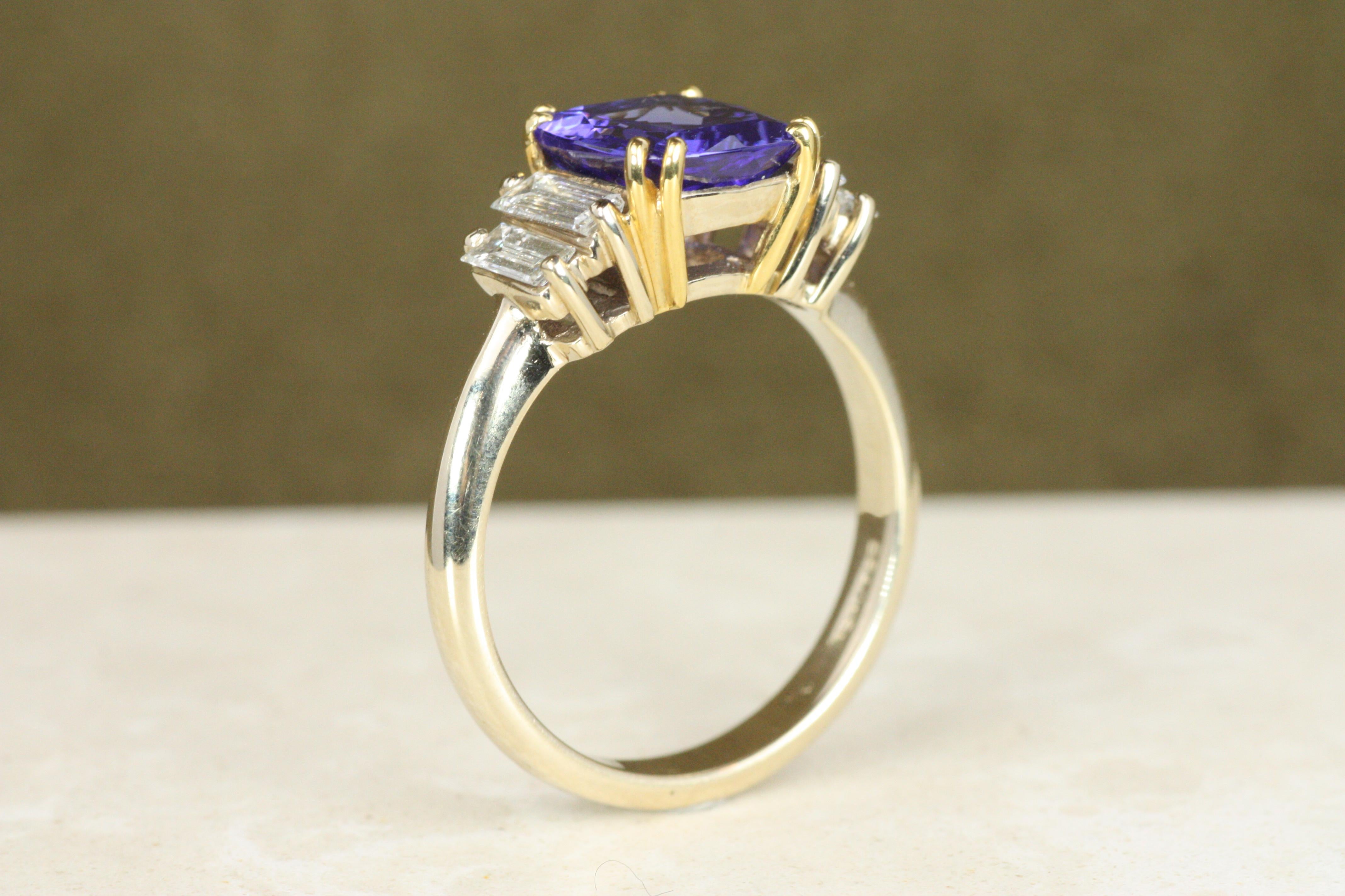 Anello in oro bicolore con tanzanite e diamante baguette in vendita 3