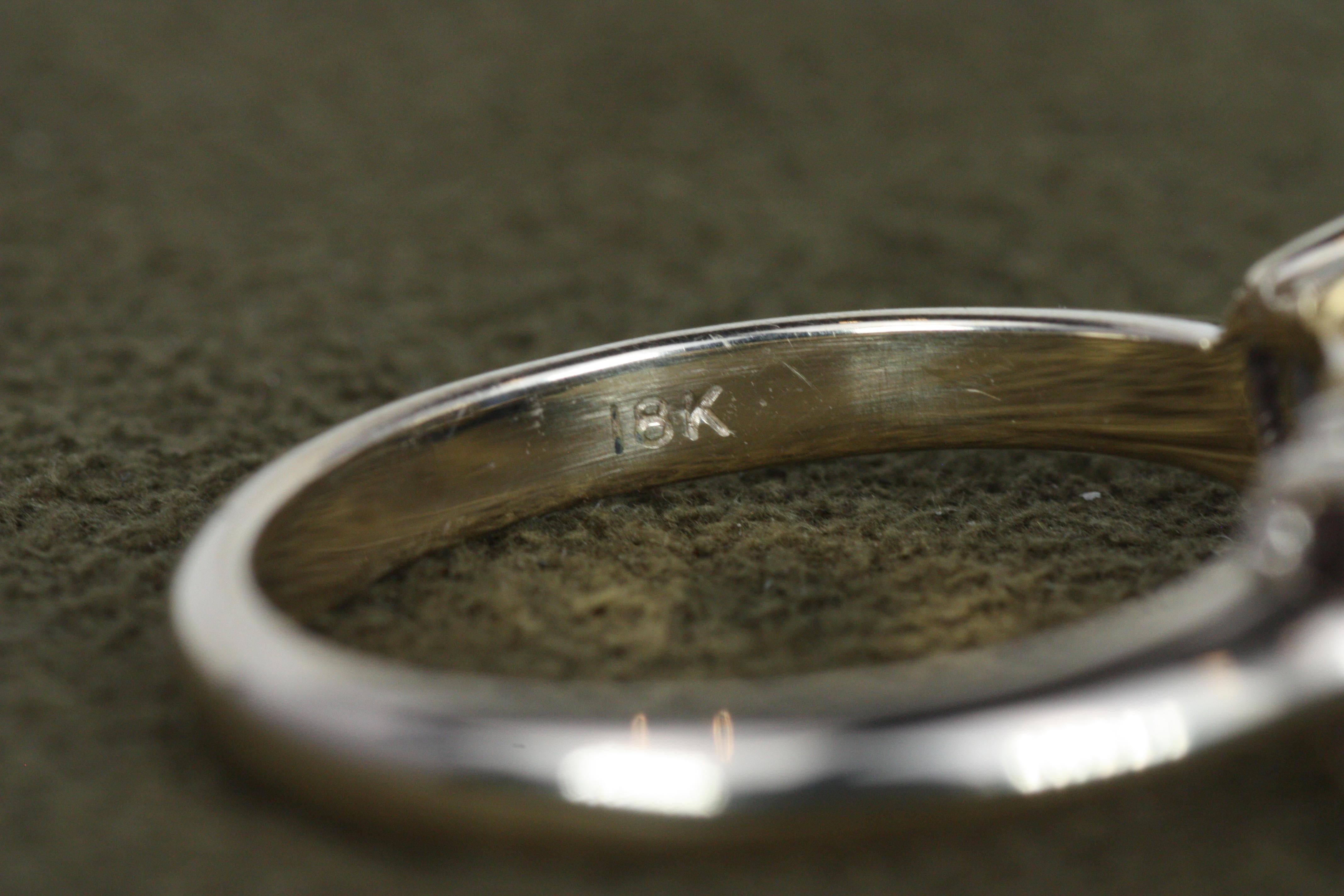 Anello in oro bicolore con tanzanite e diamante baguette in vendita 4