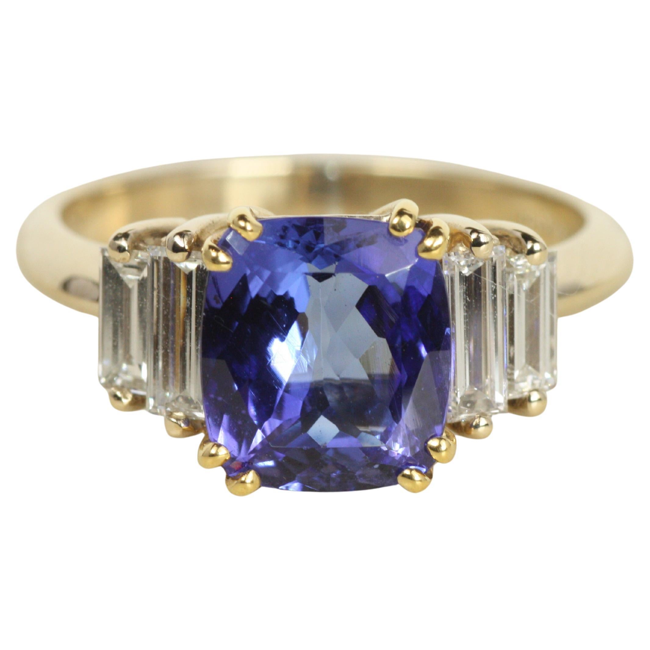 Anello in oro bicolore con tanzanite e diamante baguette in vendita