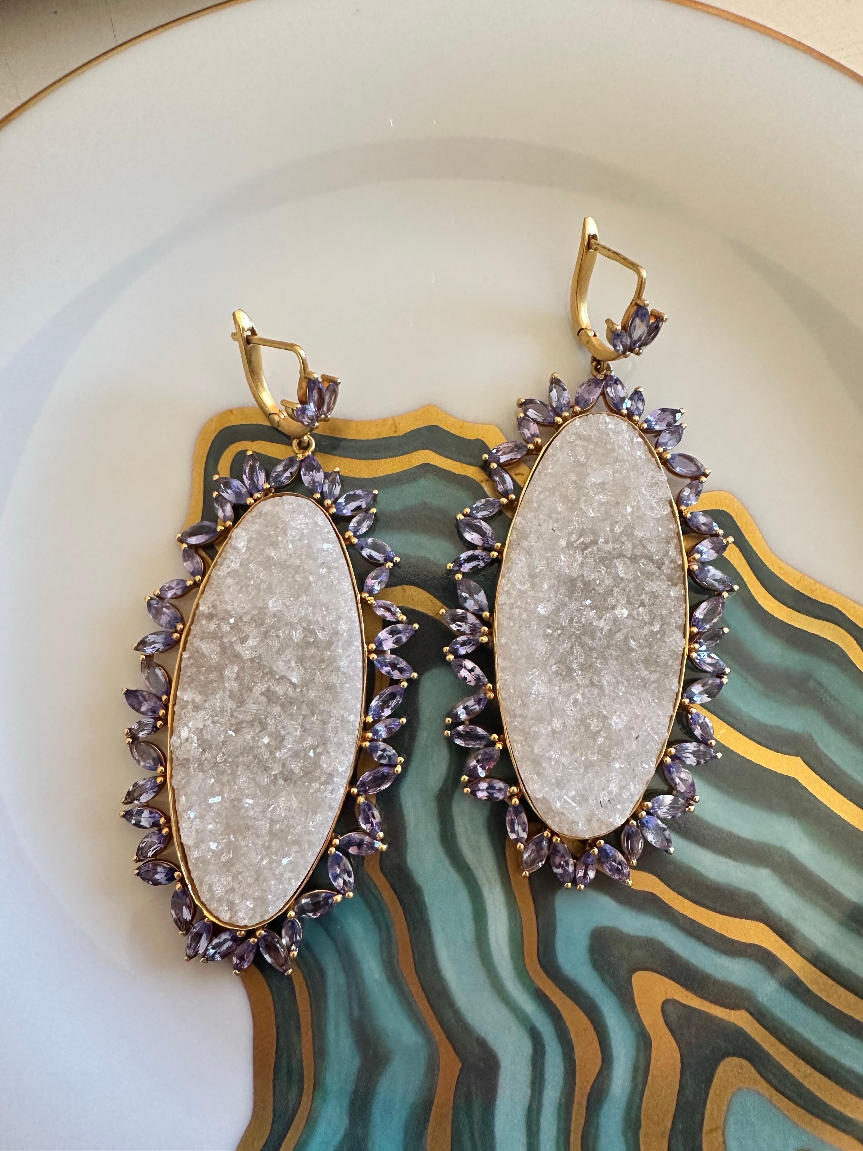 Orecchini con tanzanite e cristalli di quarzo in oro 18 carati di Lauren Harper in vendita 4
