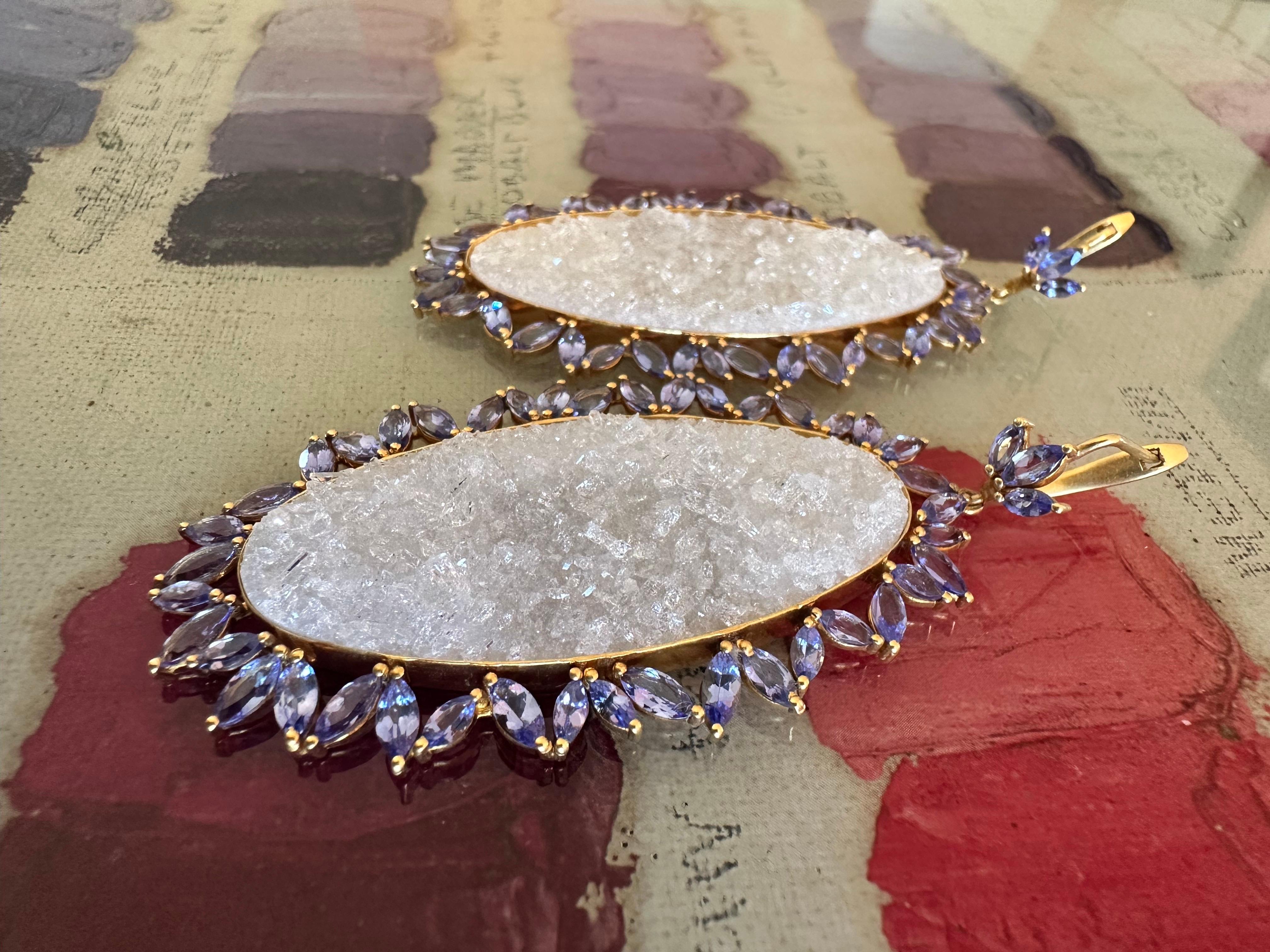 Orecchini con tanzanite e cristalli di quarzo in oro 18 carati di Lauren Harper in vendita 5