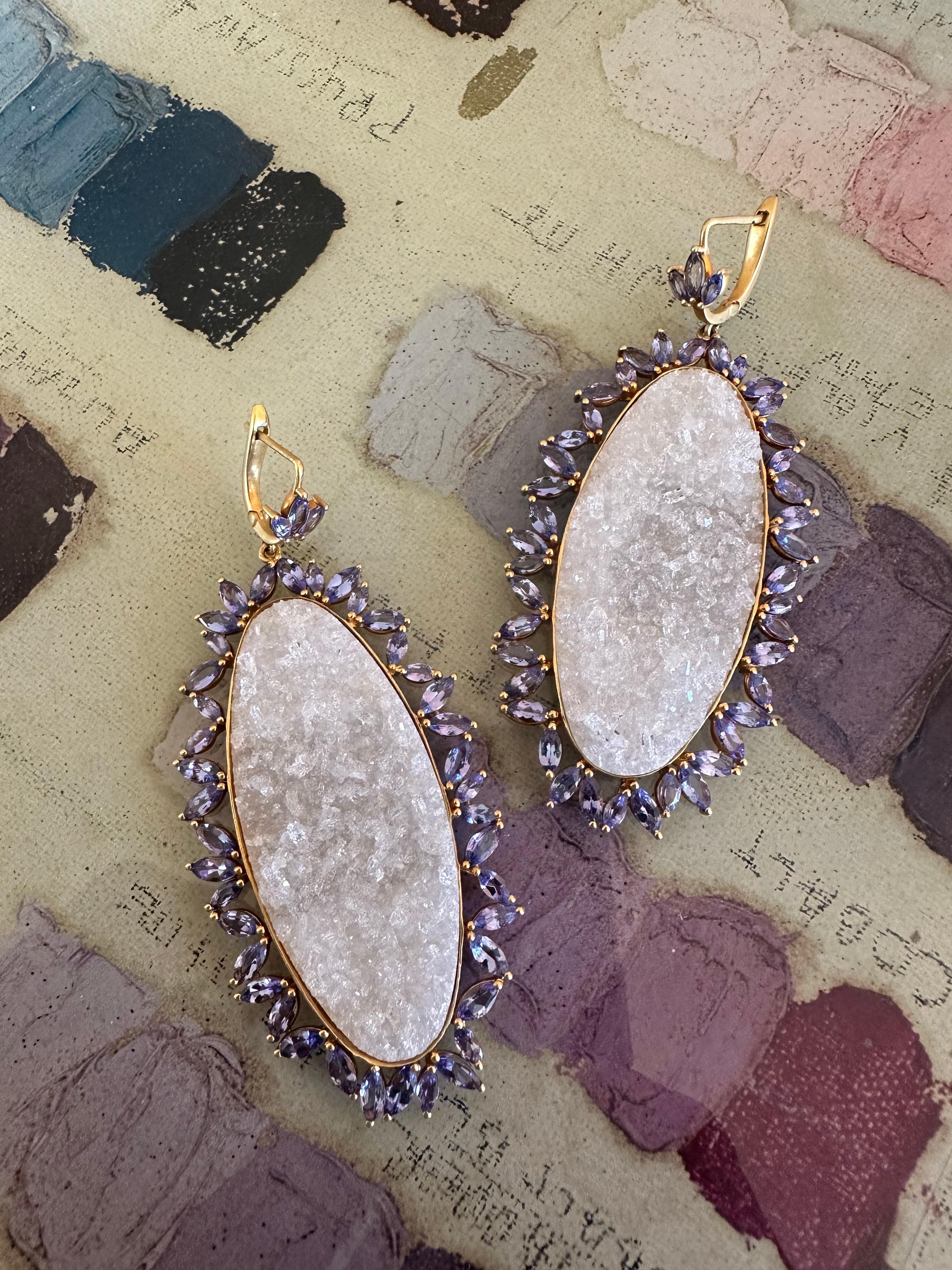 Questi orecchini di tanzanite e quarzo bianco sono davvero straordinari e supereranno le tue aspettative! Disegnate dalla pluripremiata designer di gioielli Lauren Harper, le pietre ovali tridimensionali di quarzo cristallino sono circondate da