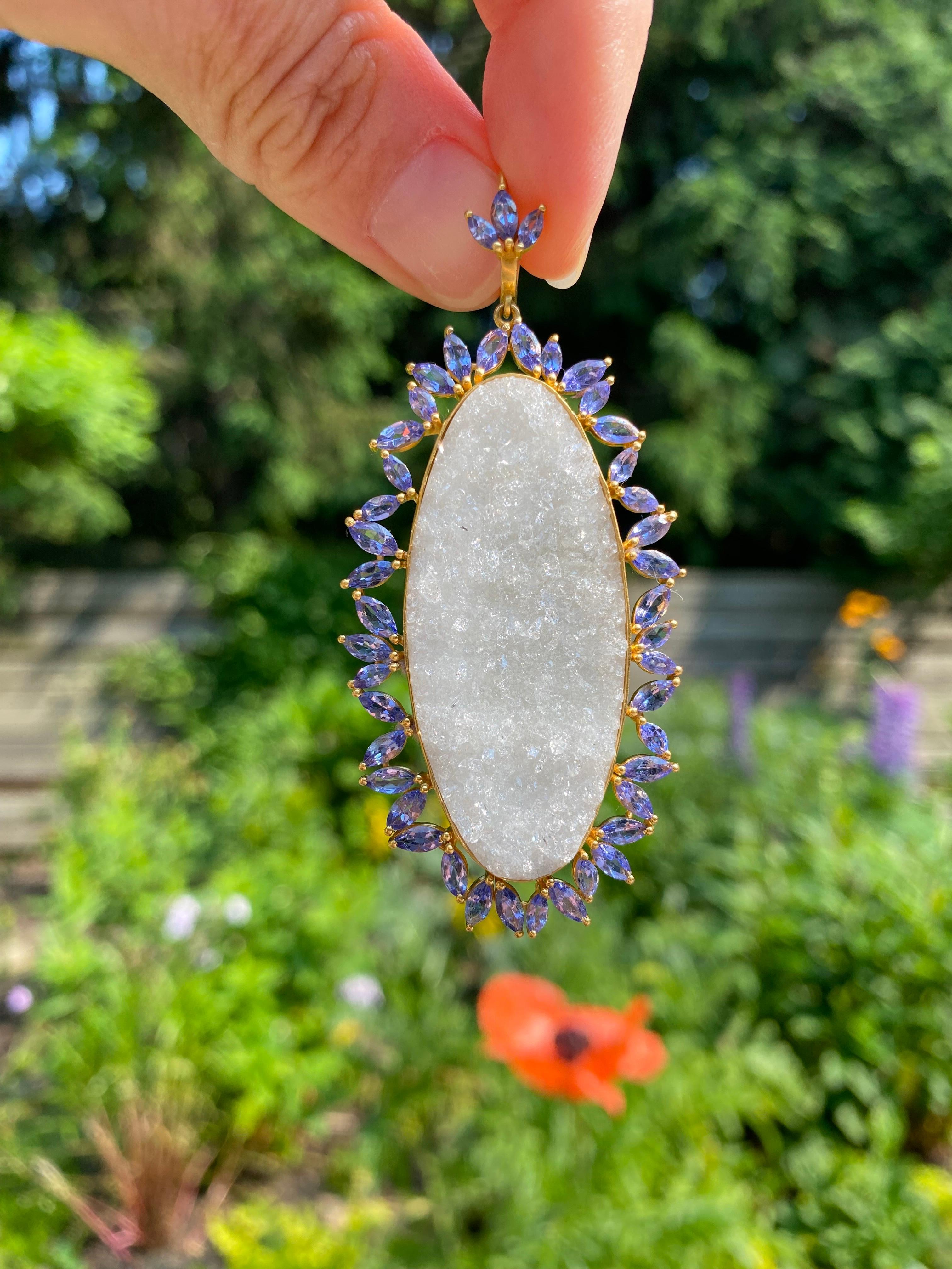 Artista Orecchini con tanzanite e cristalli di quarzo in oro 18 carati di Lauren Harper in vendita