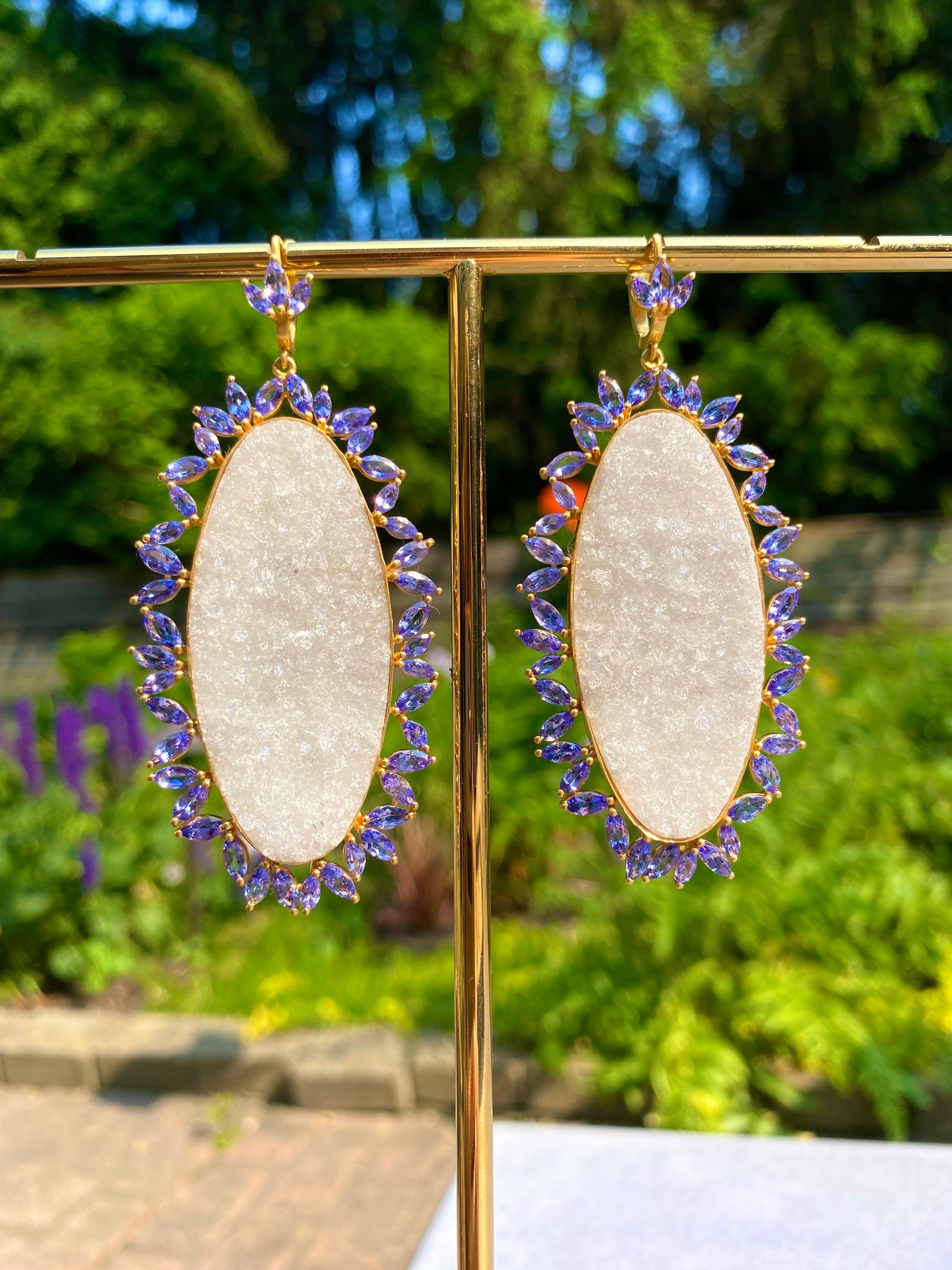 Taglio marquise Orecchini con tanzanite e cristalli di quarzo in oro 18 carati di Lauren Harper in vendita