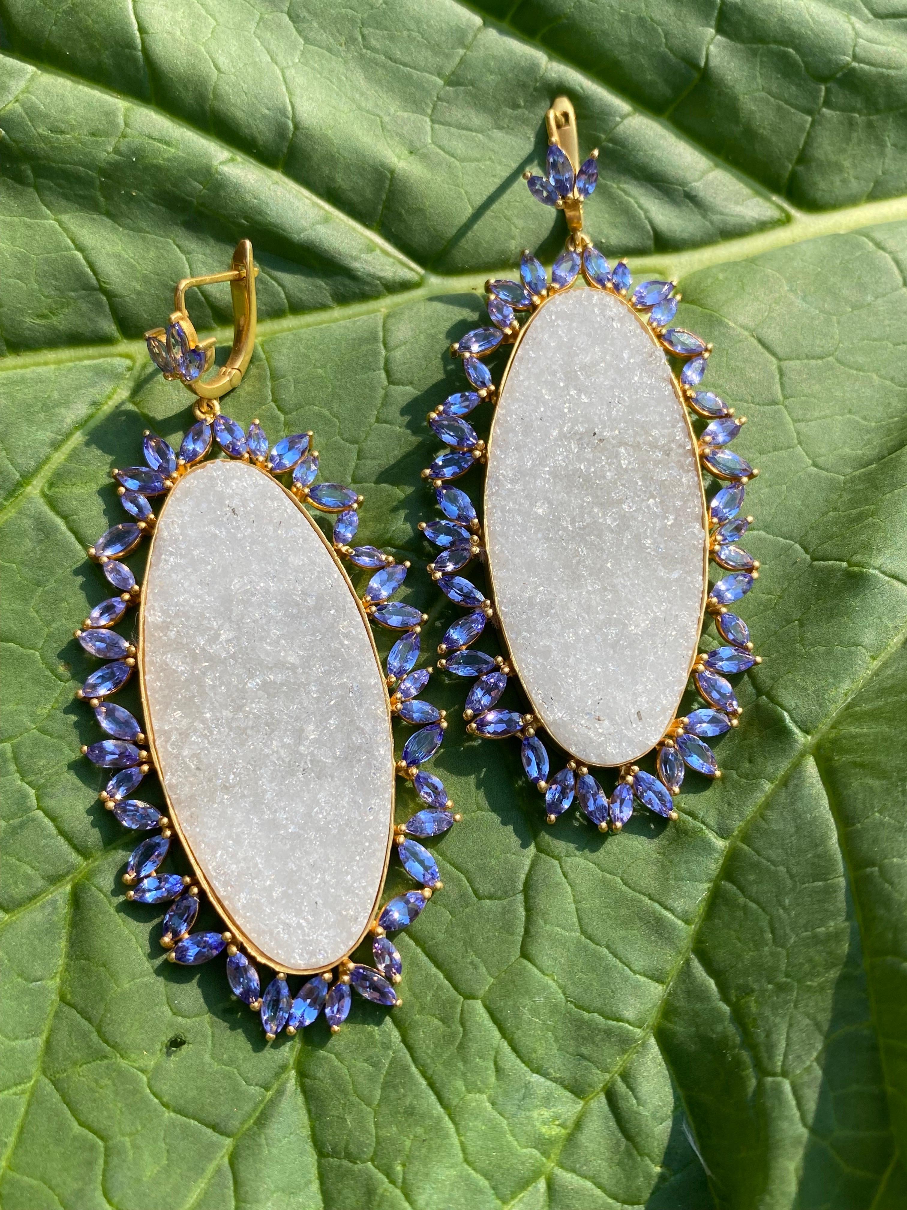 Orecchini con tanzanite e cristalli di quarzo in oro 18 carati di Lauren Harper In condizioni Nuovo in vendita a Winnetka, IL