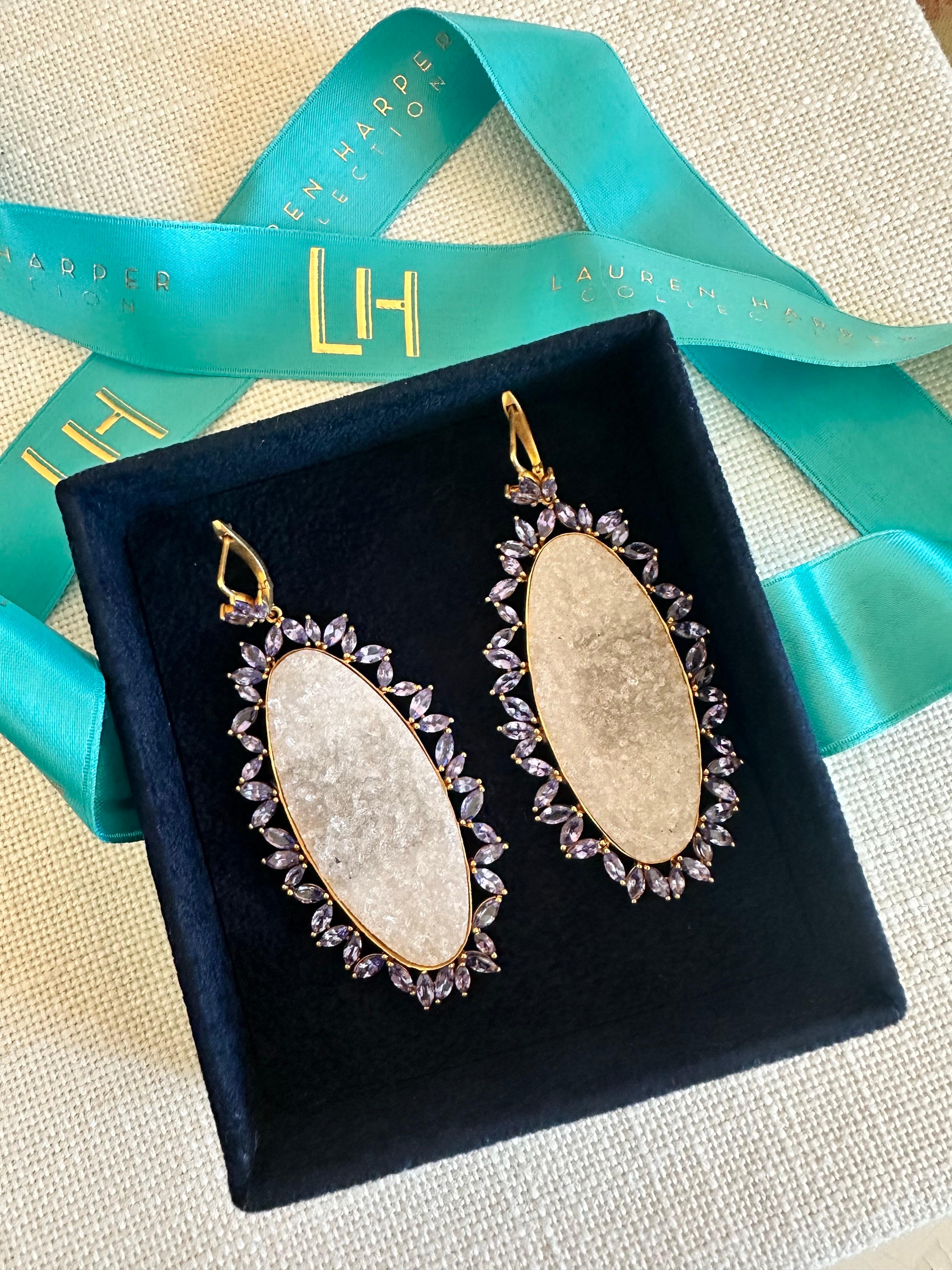 Orecchini con tanzanite e cristalli di quarzo in oro 18 carati di Lauren Harper in vendita 1