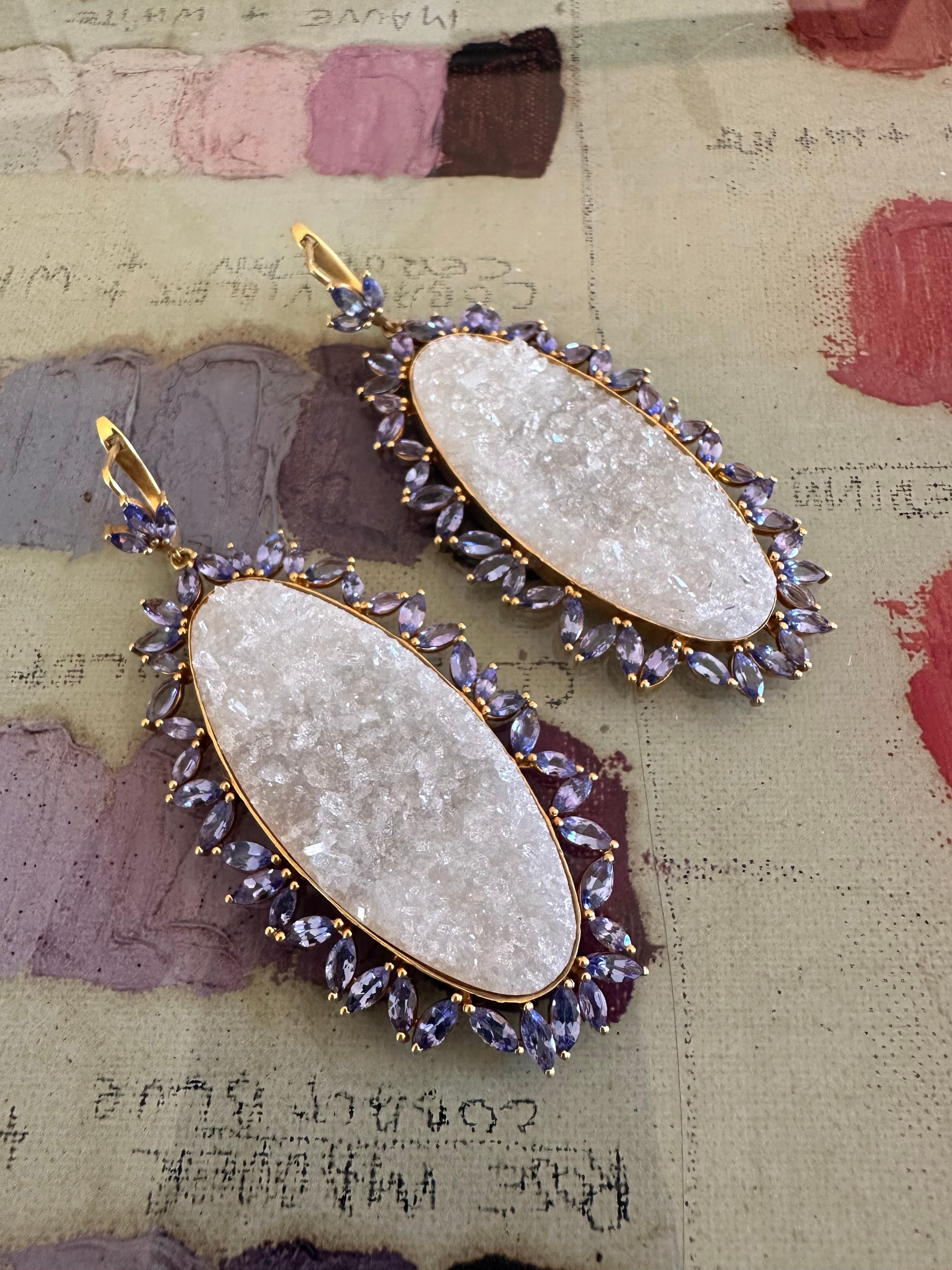 Orecchini con tanzanite e cristalli di quarzo in oro 18 carati di Lauren Harper in vendita 3