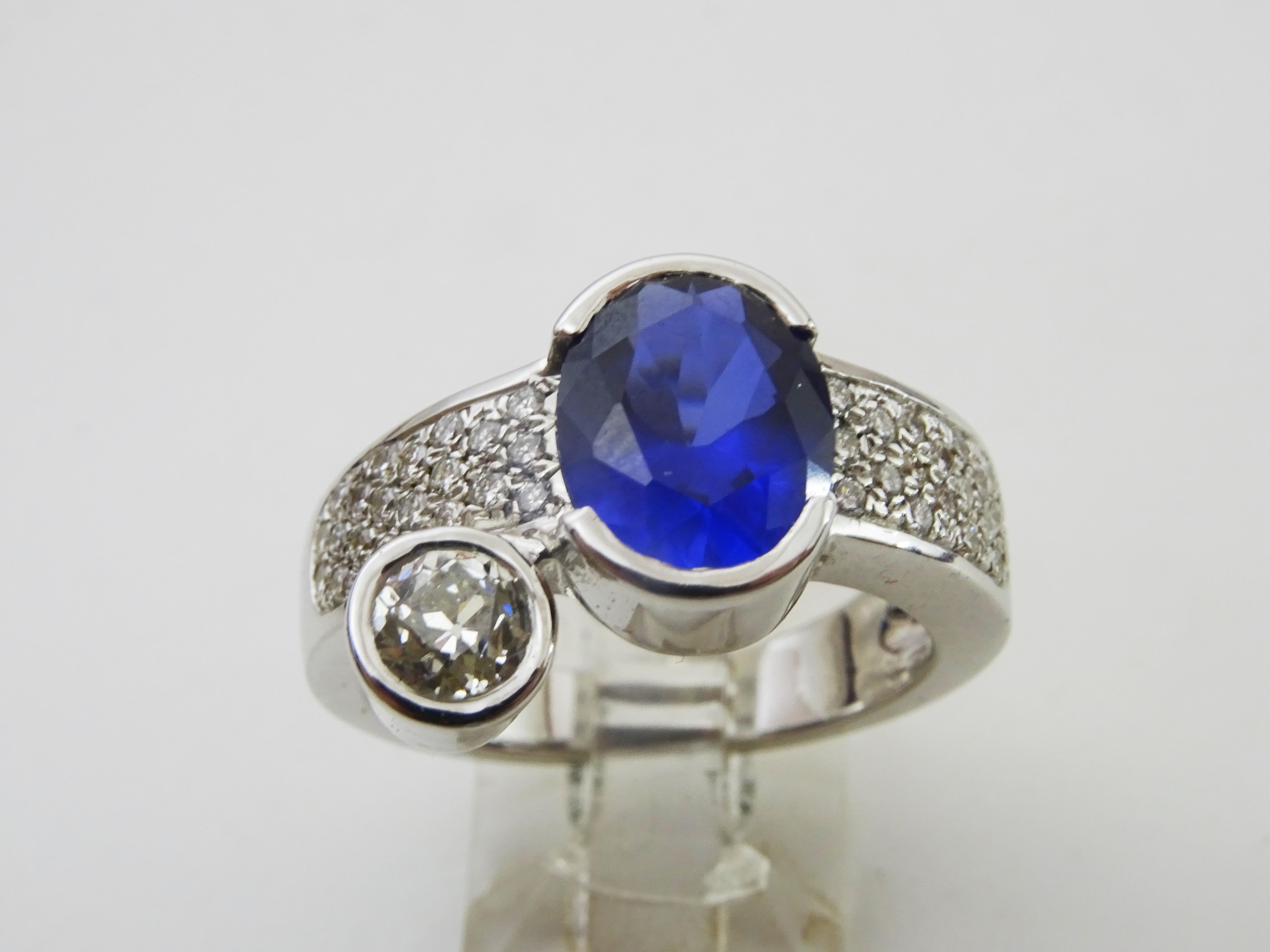 
A Ring from the 1960's.
Made in hallmarked 18 karat White Gold.
The Central Stone is a 8 x 10 mm oval Tanzanite of approximately 2.4 carats.
Off center to the side of the Tanzanite there is a 4 mm round Old European cut Diamond. weighing 30