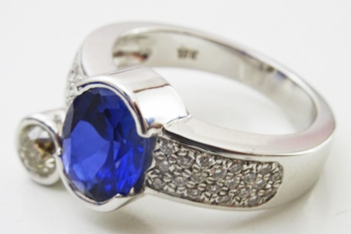 Modern Tanzanite and Diamond 18 karat Gold Ring For Sale