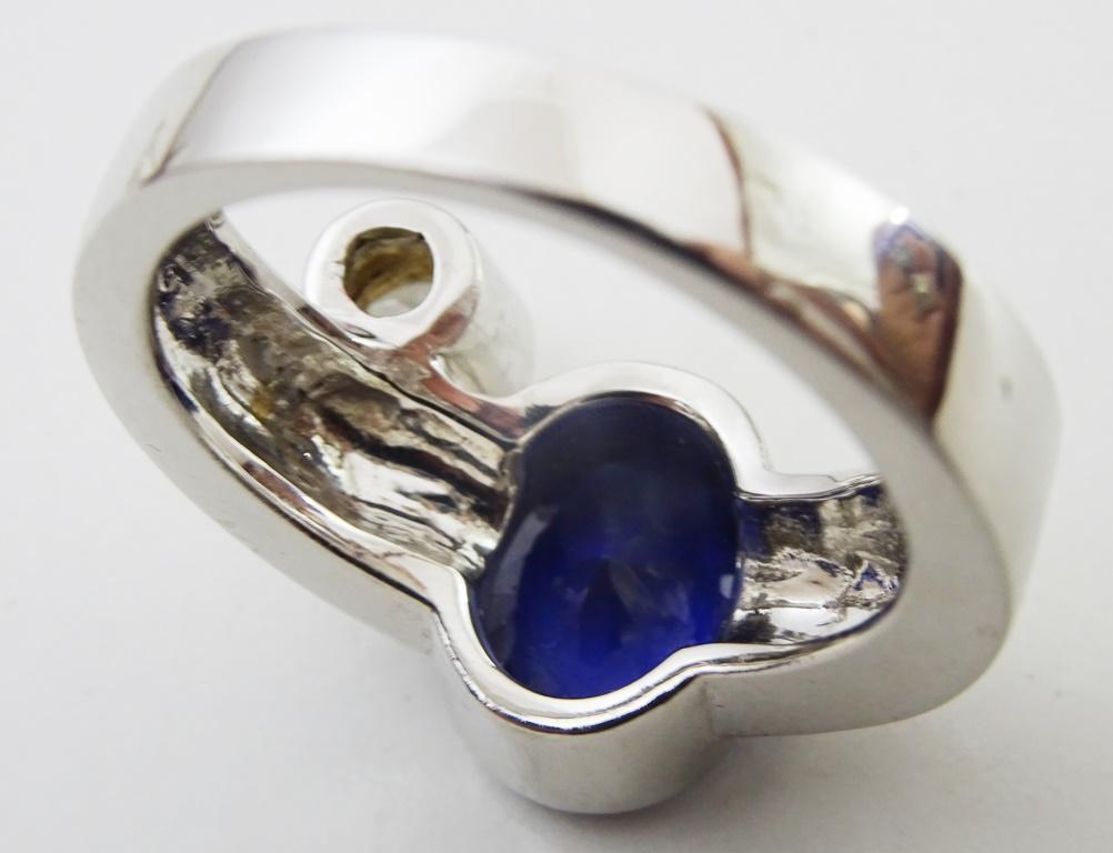 Tanzanite and Diamond 18 karat Gold Ring In Excellent Condition For Sale In Jerusalem, IL