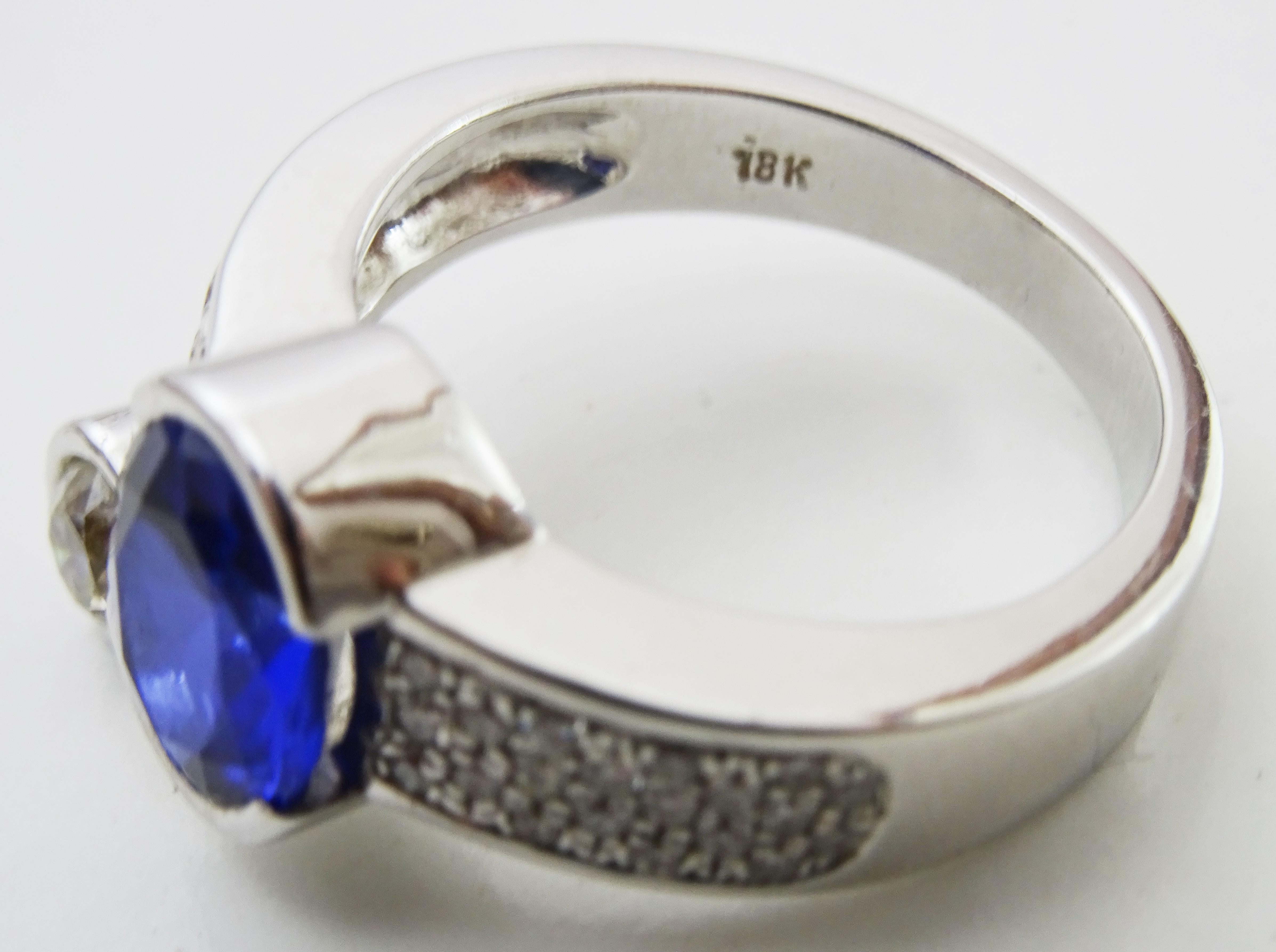 Women's or Men's Tanzanite and Diamond 18 karat Gold Ring For Sale