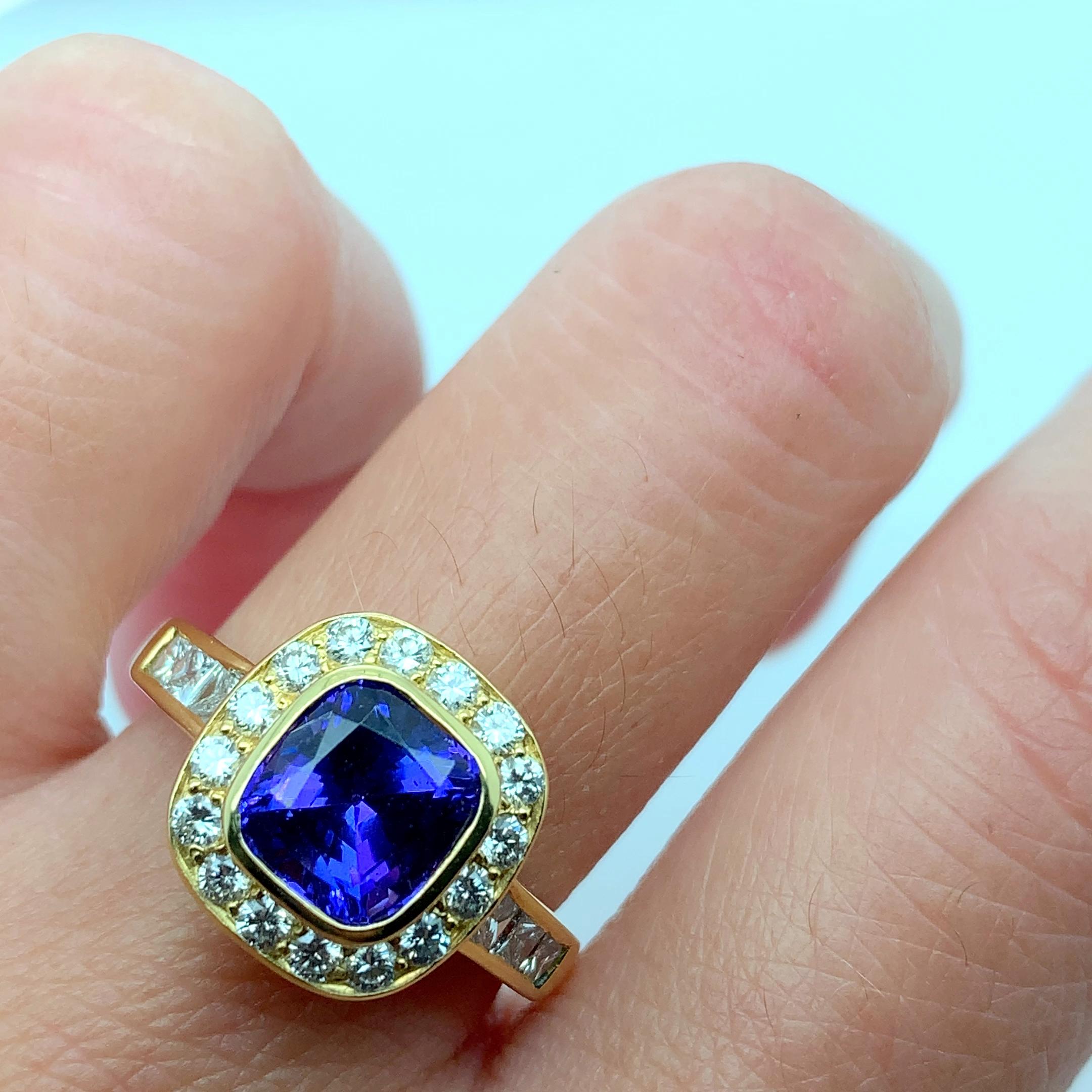 Anillo de compromiso de diamante cojín de tanzanita de 2,80 ct en oro amarillo de 18 ct.

Gema tanzanita talla cojín natural sin tratar 2,00ct color azul púrpura vivo.
Anillo de sello de tanzanita natural en forma de cojín de color púrpura intenso