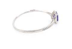 Bracciale con tanzanite e diamanti con pietra centrale taglio smeraldo in oro bianco 14K