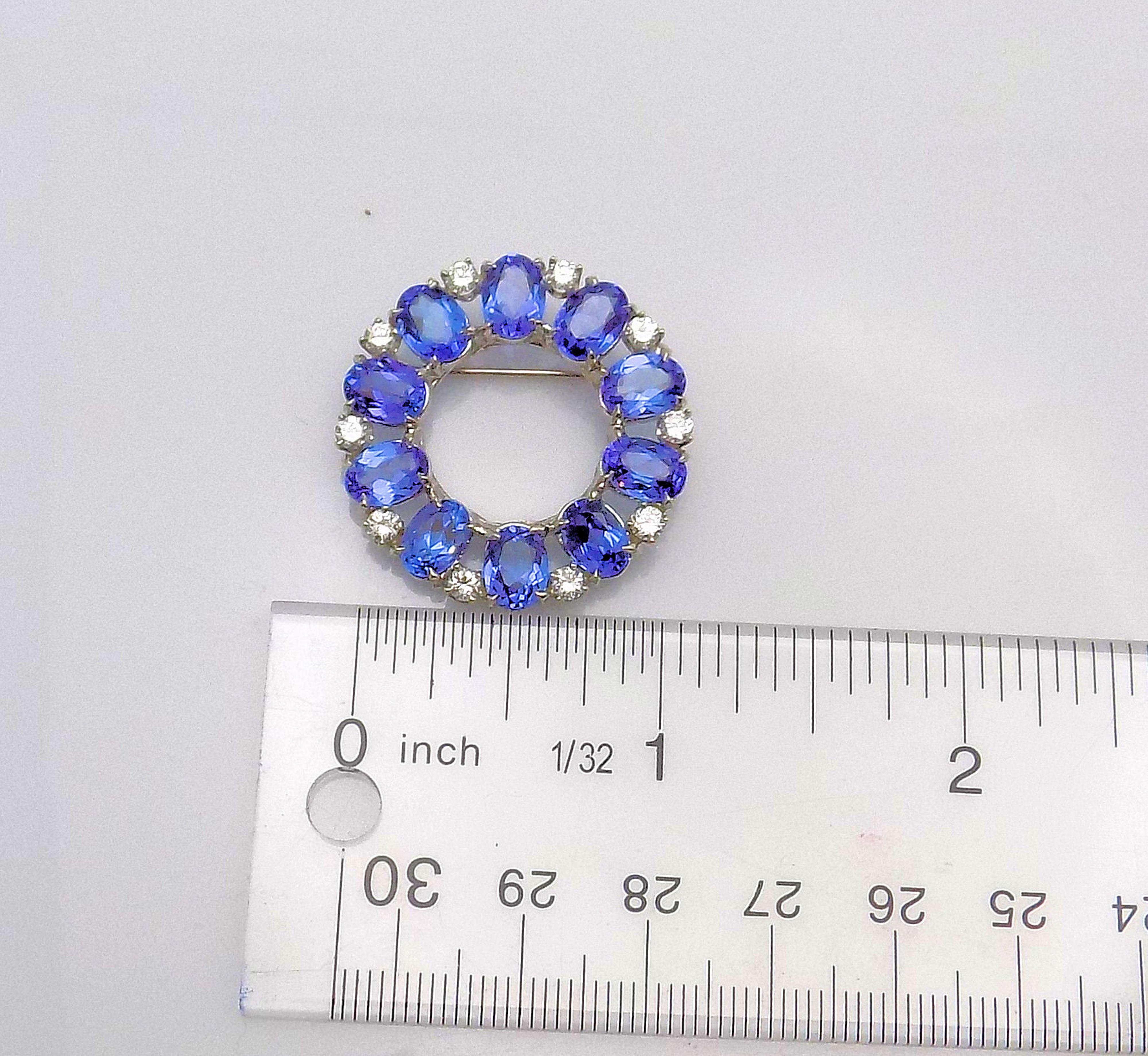 Tanzanite and Diamond Circle Brooch In New Condition For Sale In Dallas, TX