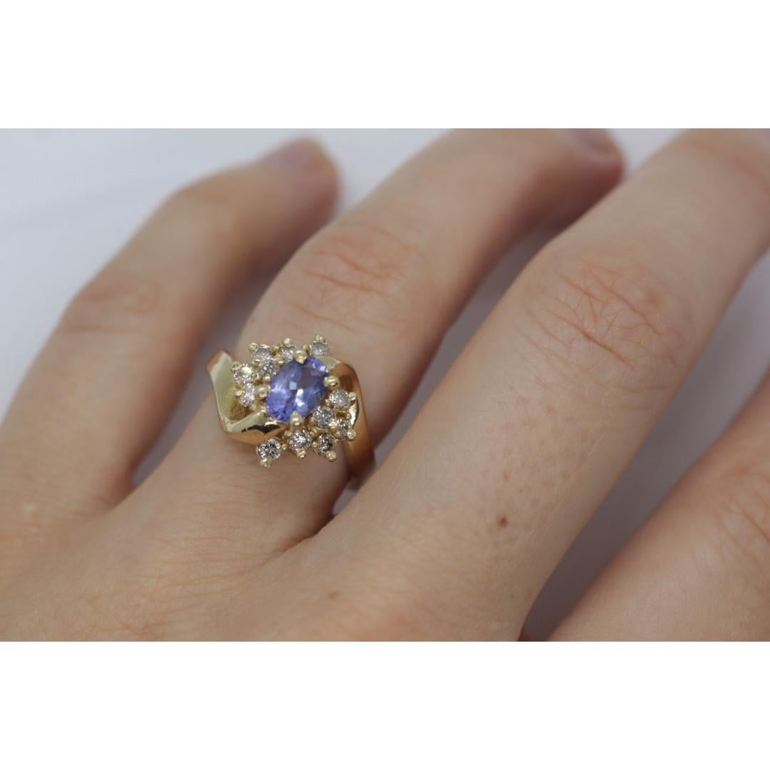 Vintage
Materials: Gold
Gemstone: Tanzanite

Gem color: Blue

Stunning oval Tanzanite Ring. 14k Yellow gold with Diamond accents. Beautiful Halo design.

Condition: Shows no signs of wear.

Details:
7.5mm by 4.8mm oval Tanzanite
12 2mm diamonds est