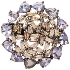 Anillo de cóctel con racimo de tanzanita y diamantes