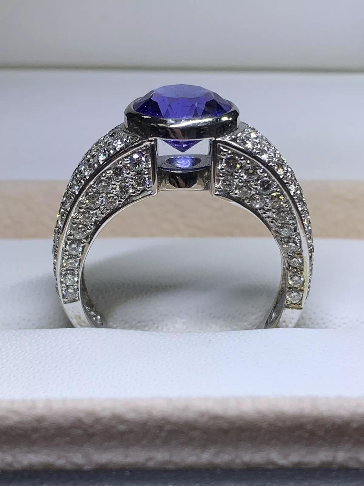 Taglio rotondo Anello cocktail con tanzanite e diamanti in oro bianco 18 carati in vendita