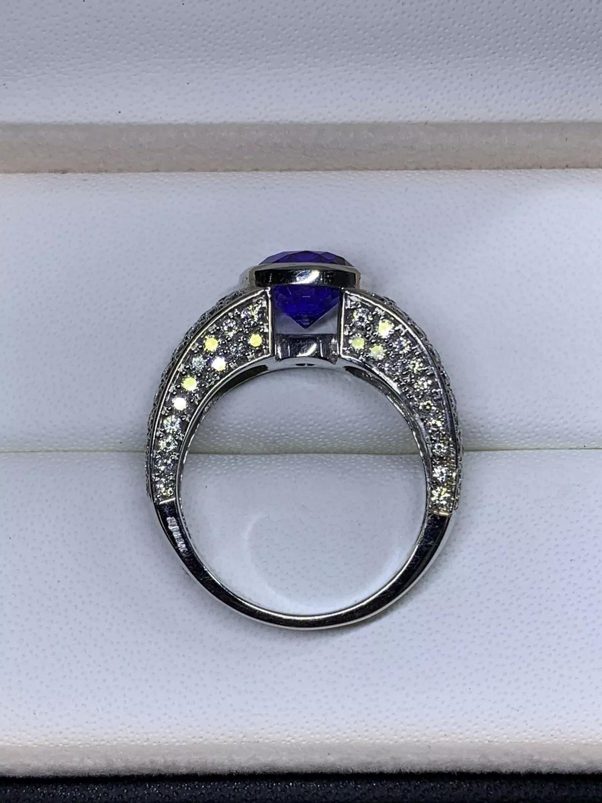 Anello cocktail con tanzanite e diamanti in oro bianco 18 carati In condizioni Nuovo in vendita a London, GB