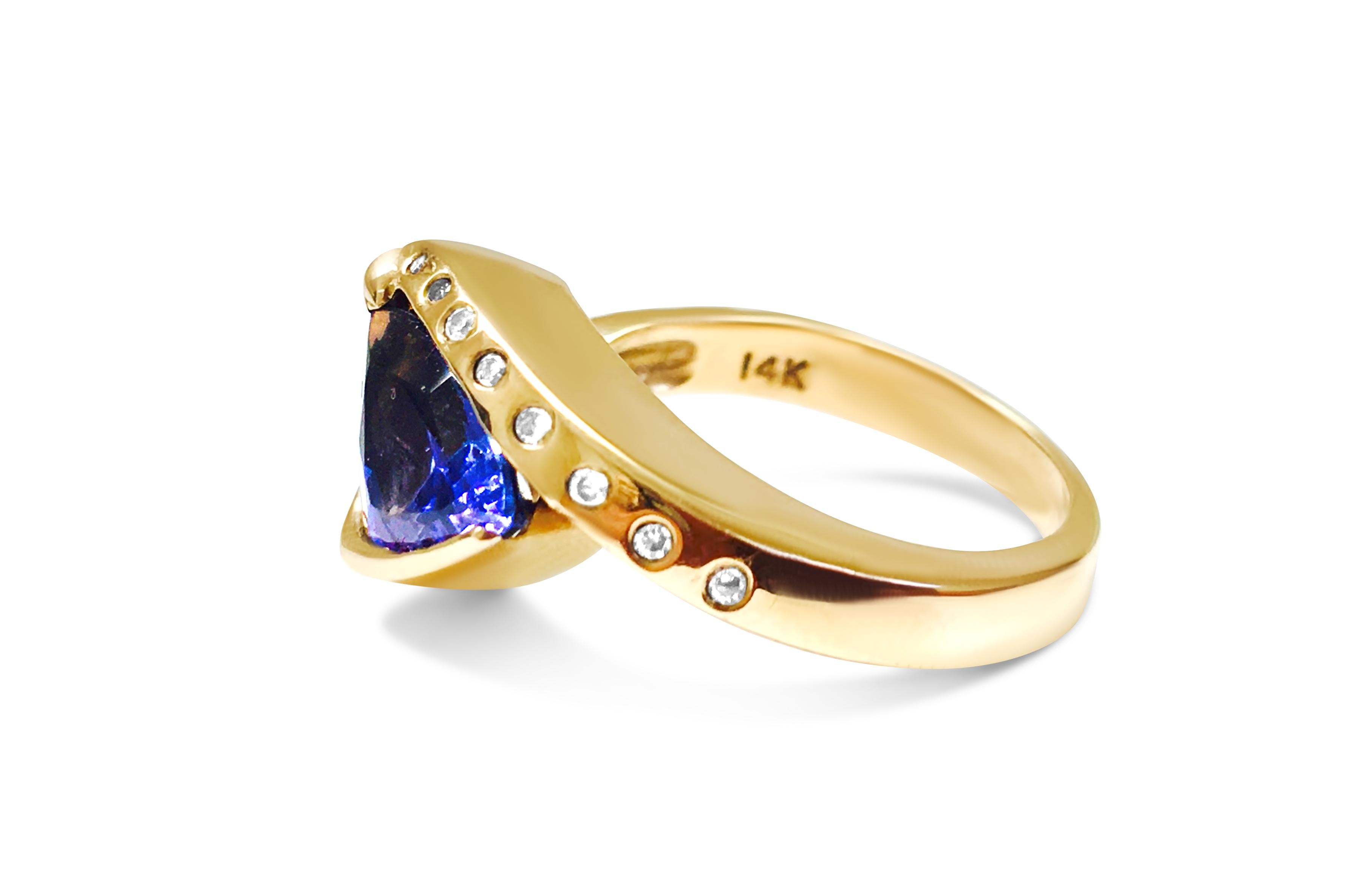 Round Cut Tanzanite and Diamond Cocktail Ring in 14 Karat Yellow Gold For Sale
