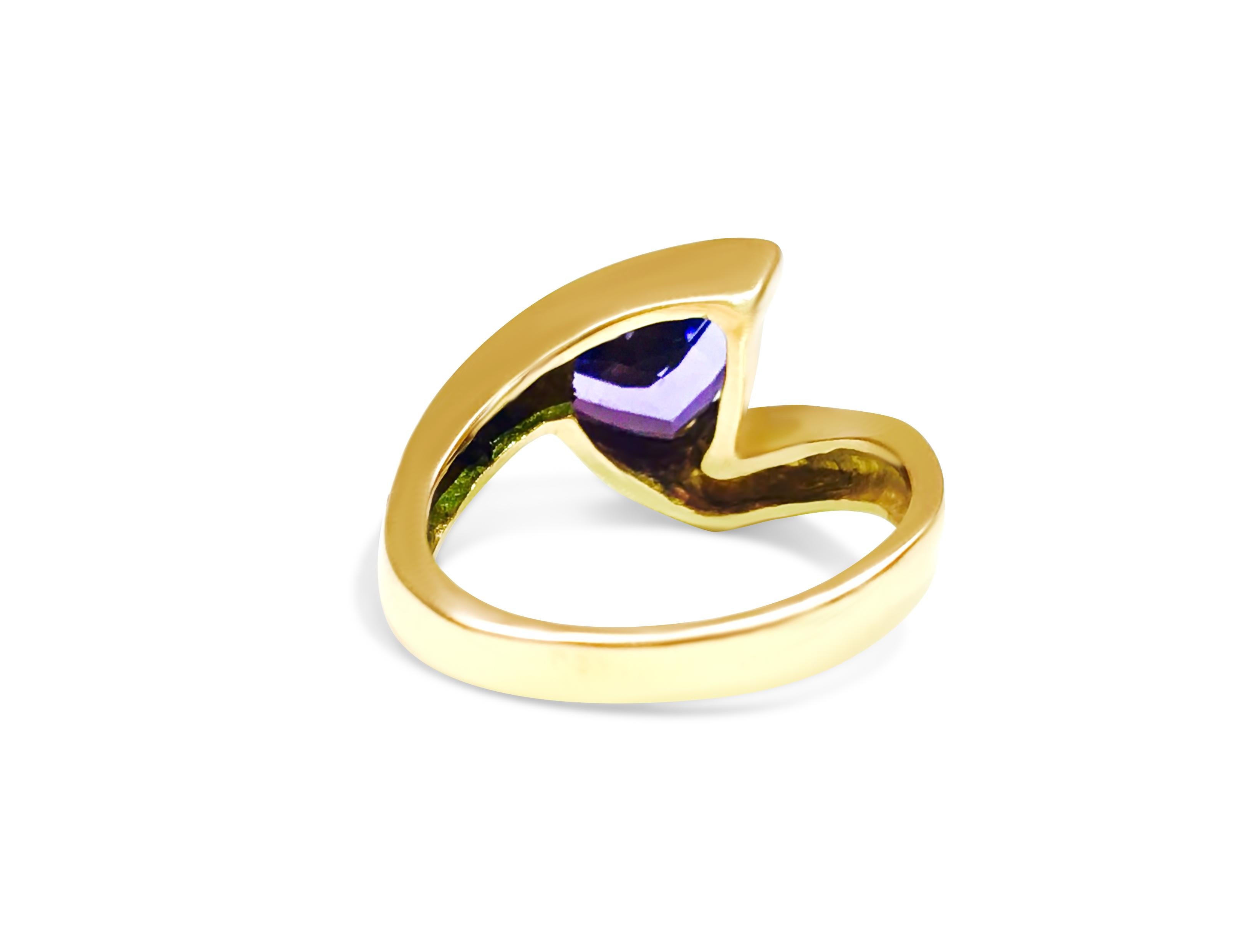 Tanzanite and Diamond Cocktail Ring in 14 Karat Yellow Gold In Excellent Condition For Sale In Miami, FL