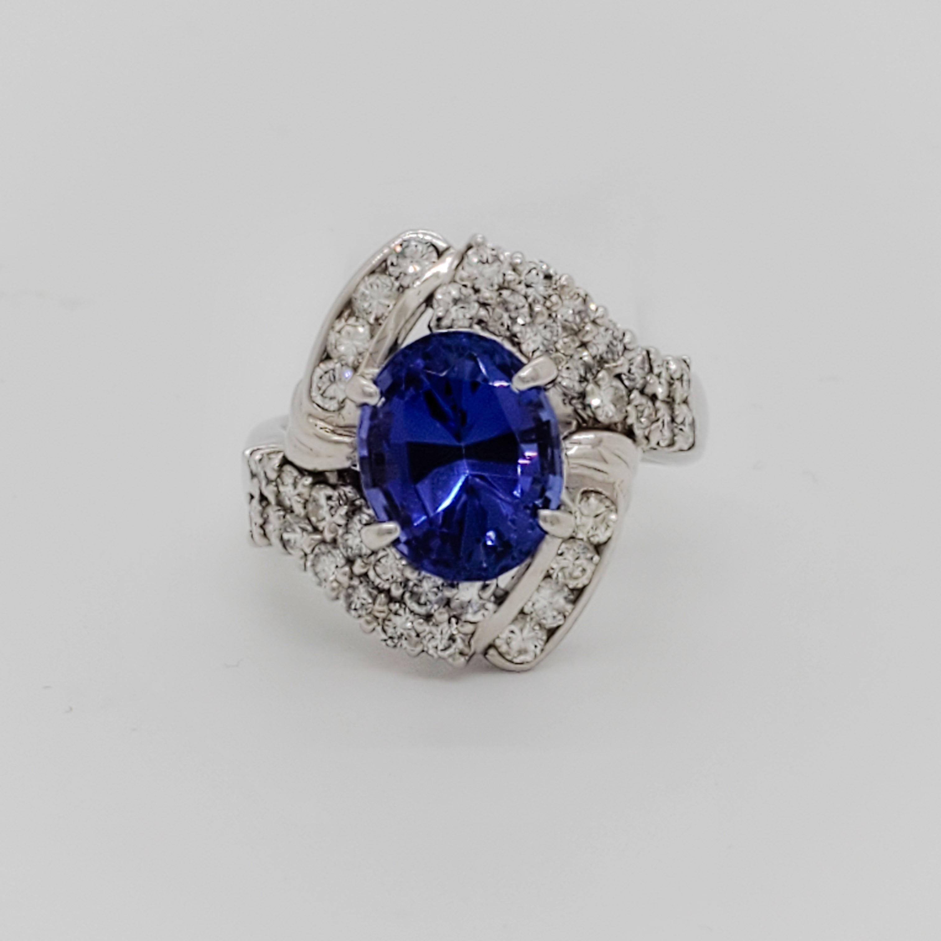 Wunderschönes ovales 4,90-karätiges Tansanit-Oval mit 1,32-karätigem, weißem und glänzendem Diamanten von guter Qualität.  Handgefertigt in Platin.  Ring Größe 6,5.
