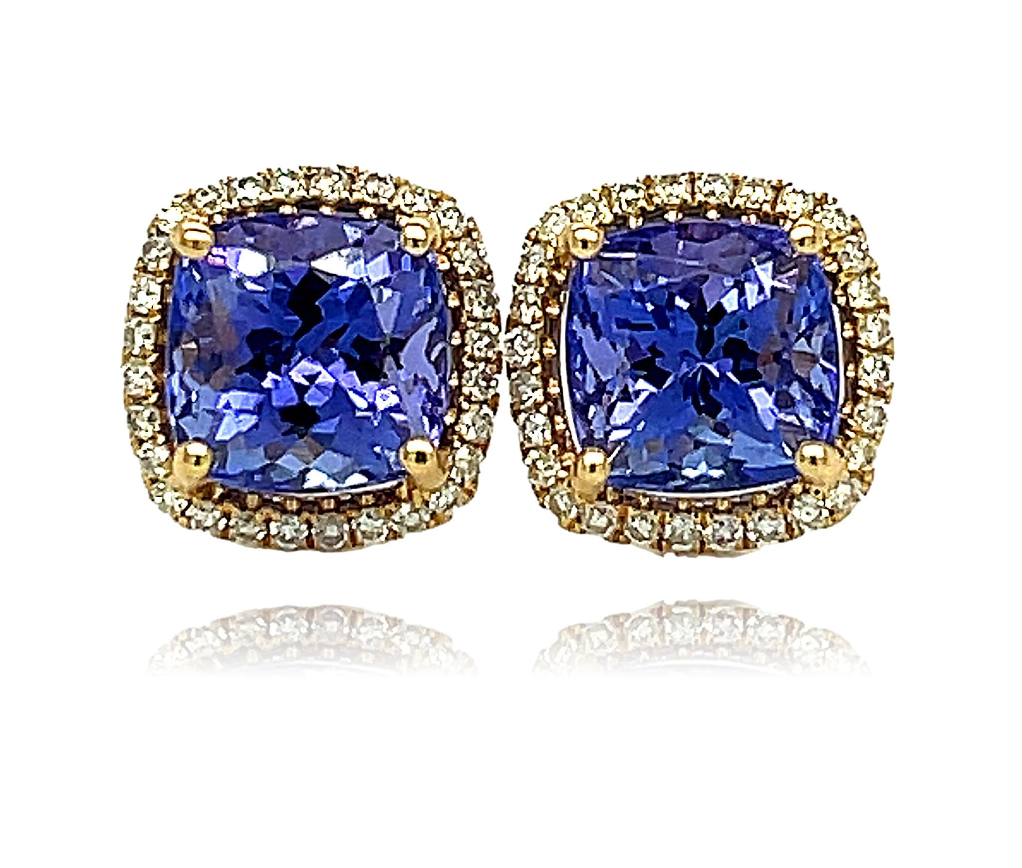 Questi splendidi orecchini con perno in tanzanite blu intenso di 7 mm con taglio a cuscino di qualità AAA sono bellissimi da indossare per un evento speciale. Hanno una montatura a 4 punte in oro giallo 18 carati. Hanno una doppia chiusura push back