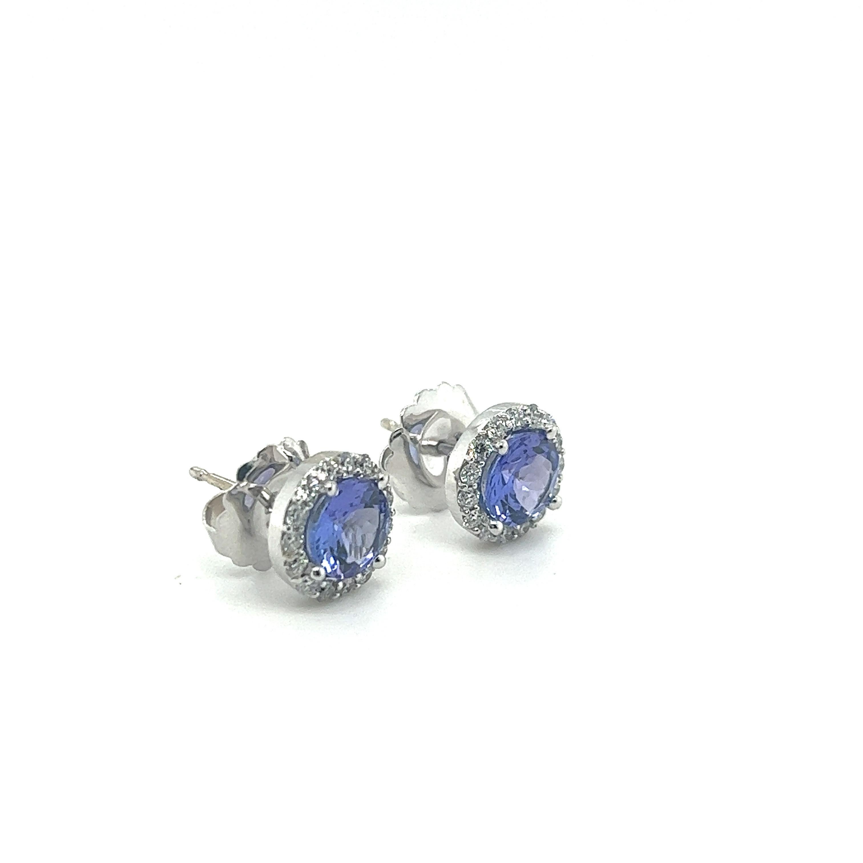 Tanzanite and Diamond Earring in 14 Karat Gold In Excellent Condition In Miami, FL