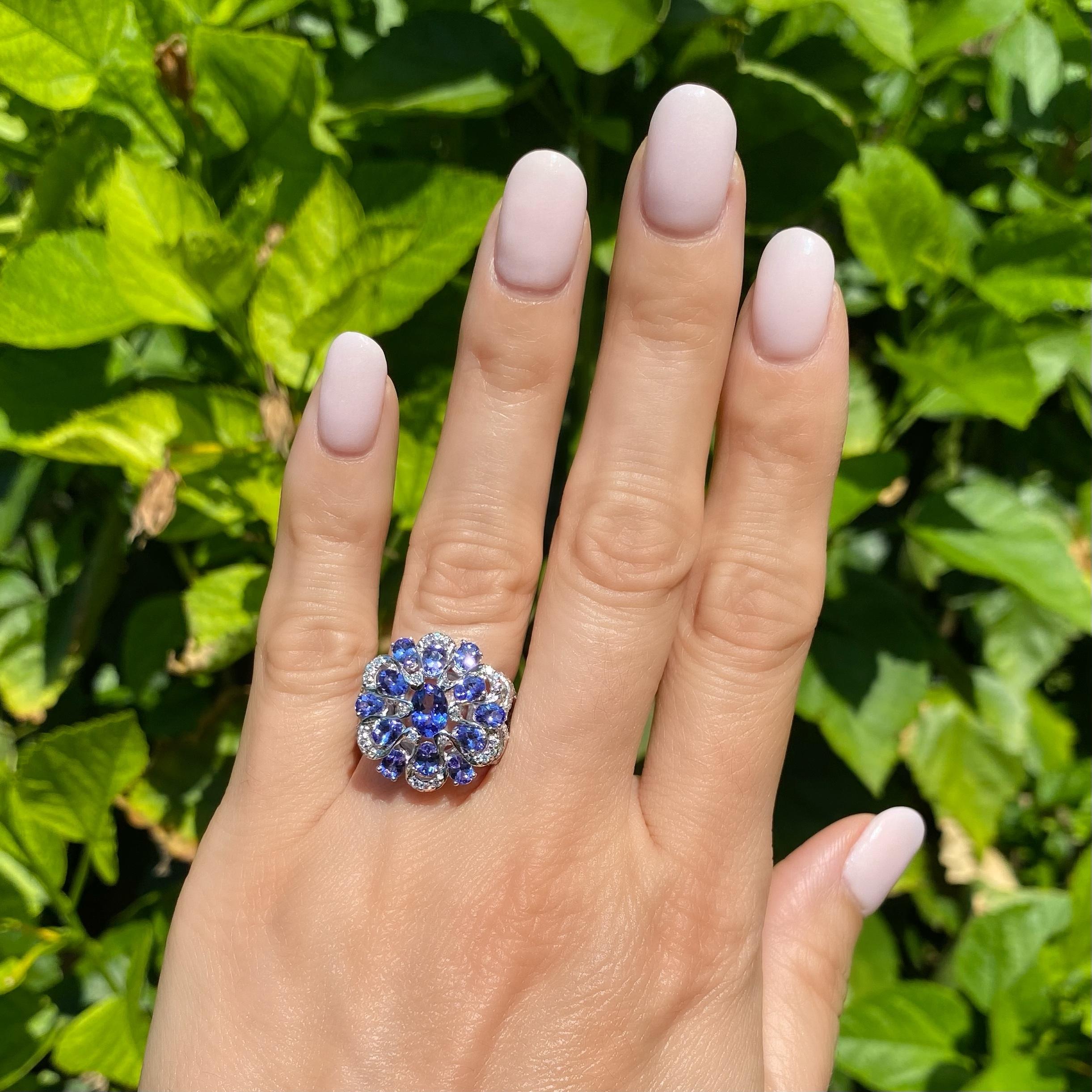 Contemporary Vintage Tanzanite and Diamond Gold Cluster Ring Estate Fine Jewelry For Sale