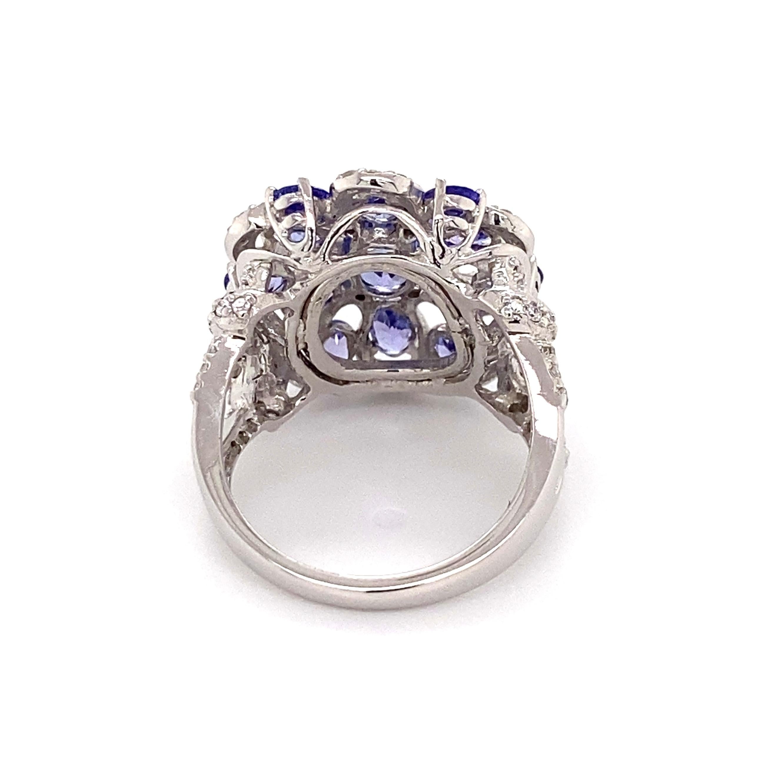 Vintage Tanzanite and Diamond Gold Cluster Ring Estate Fine Jewelry In Excellent Condition For Sale In Montreal, QC