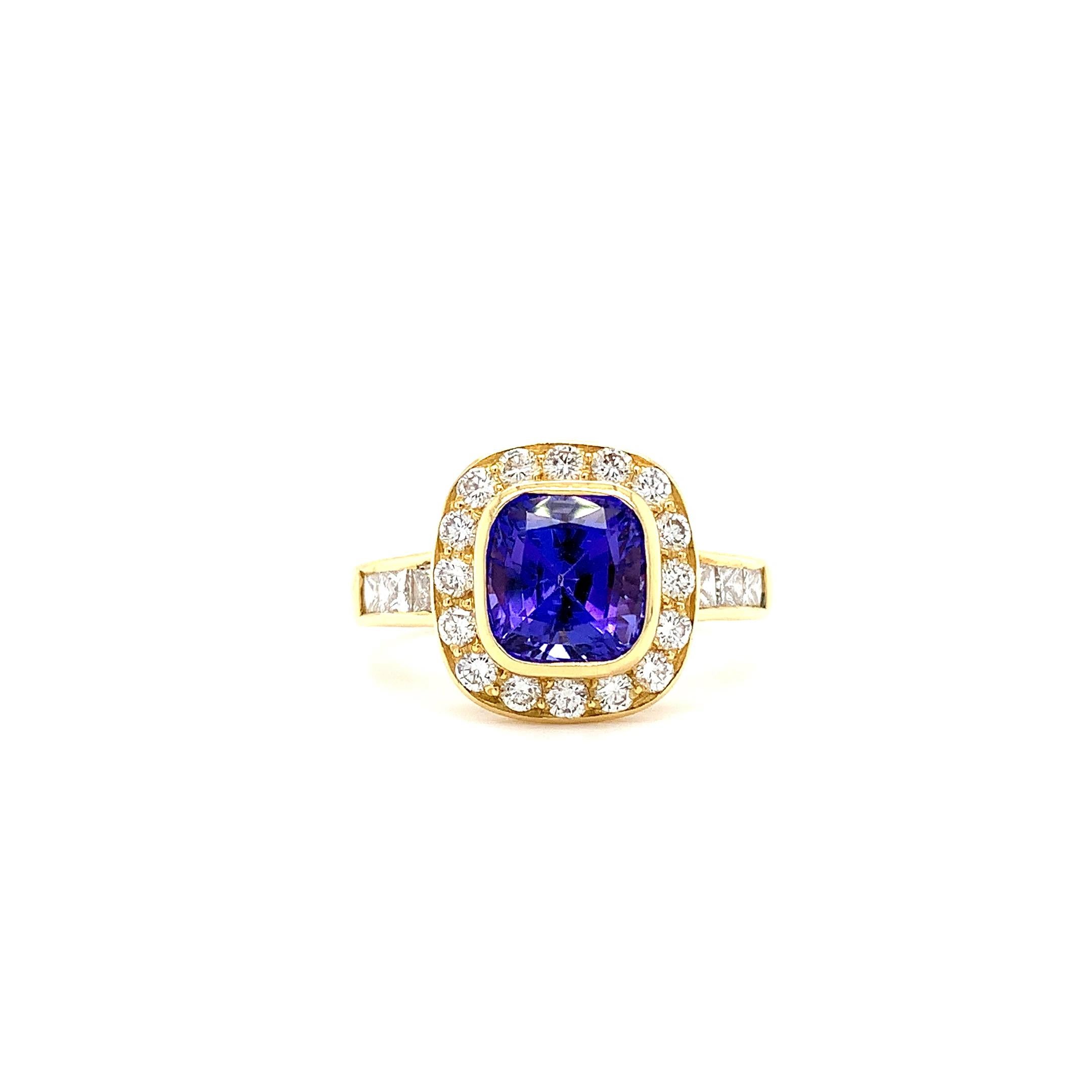 Tanzanite and diamond halo cocktail ring 18k yellow gold In New Condition For Sale In London, GB