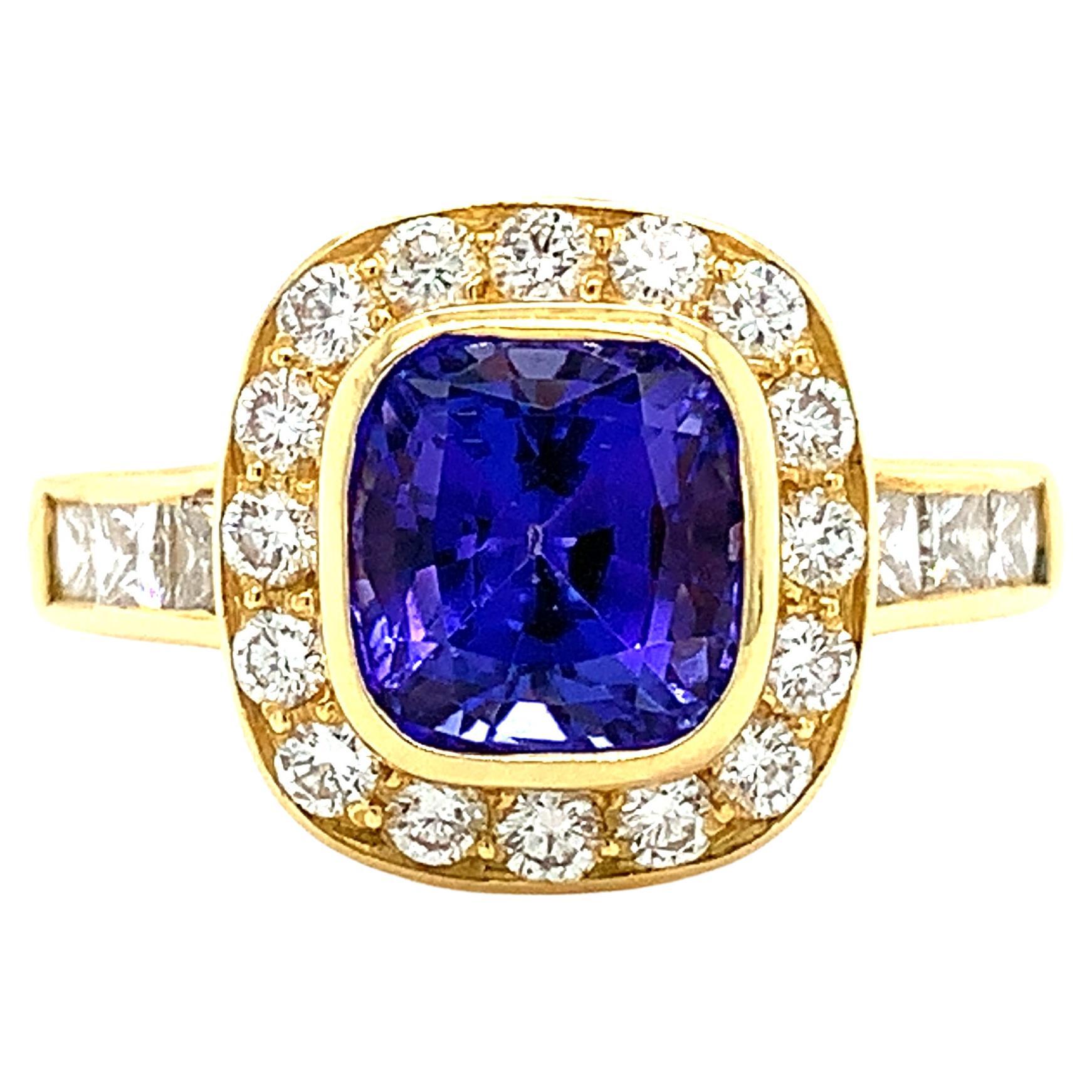 Tanzanite and diamond halo cocktail ring 18k yellow gold For Sale