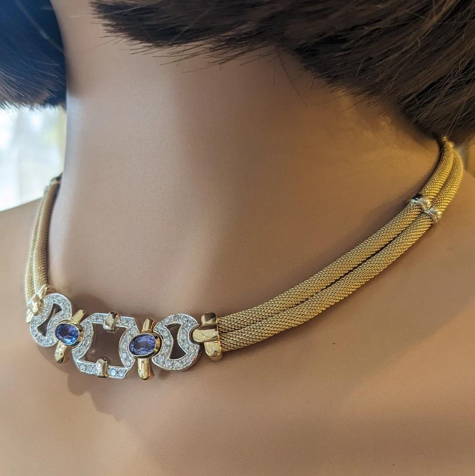 Collana a maglie con tanzanite e diamanti in oro giallo 14 carati 

La collana di tanzaniti e diamanti è composta da due tanzaniti di forma ovale incastonate in oro giallo 14k e da diamanti tondi a brillante incastonati in oro bianco 14k, il tutto