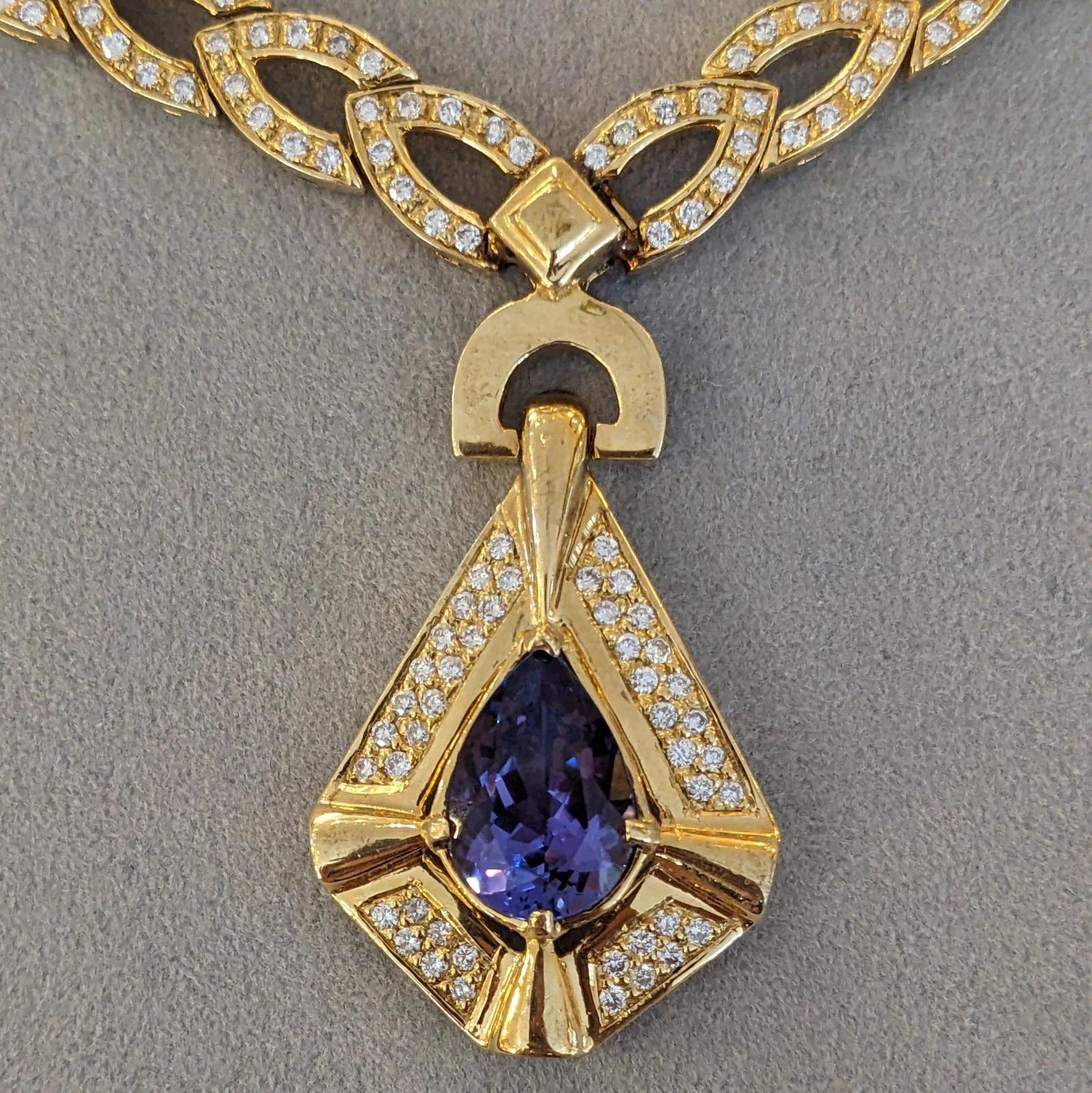 Taglio a goccia Tanzanite and Diamond Pendant Necklace in 18k Yellow Gold in vendita