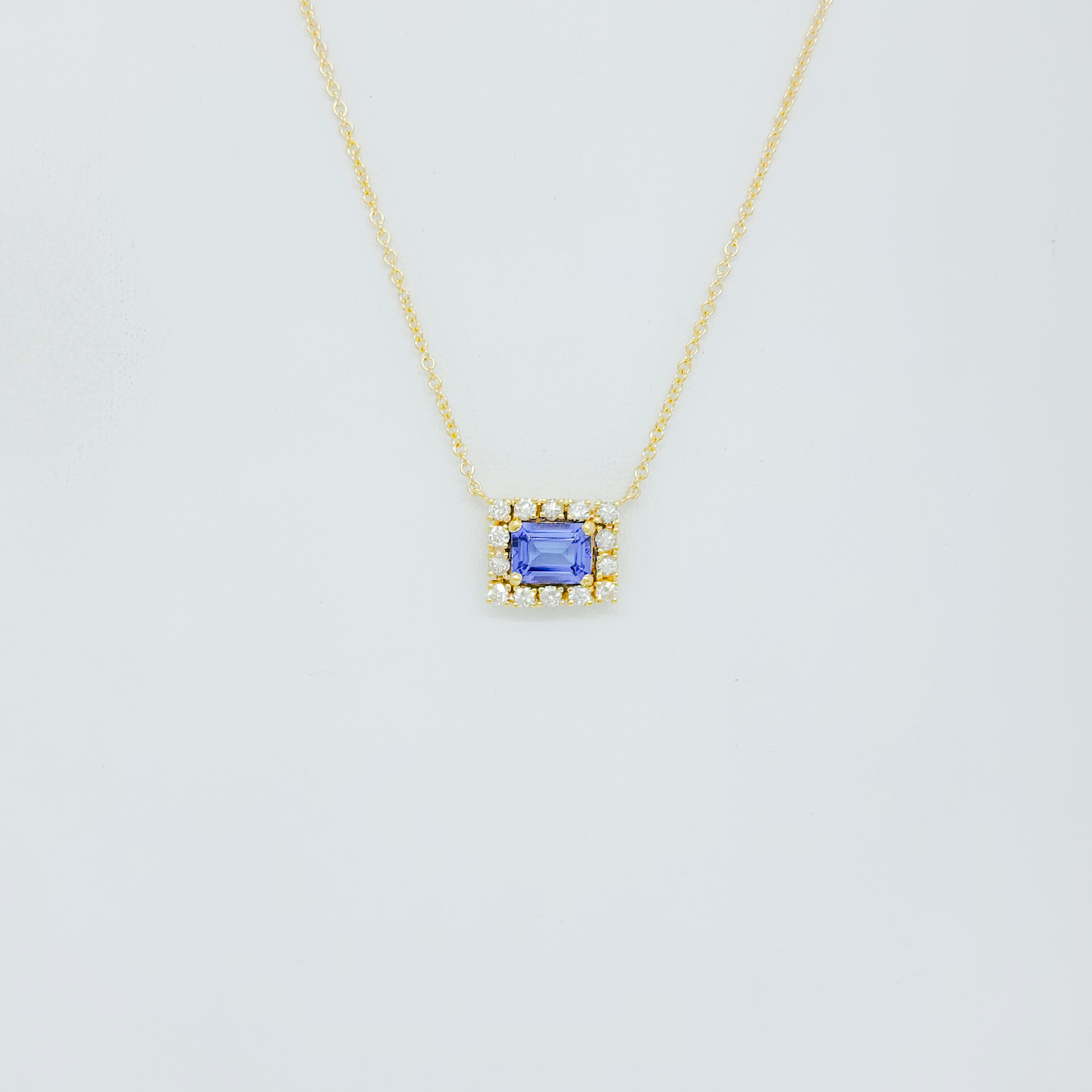 Tanzanite and Diamond Pendant Necklace in 18k Yellow Gold In New Condition For Sale In Los Angeles, CA