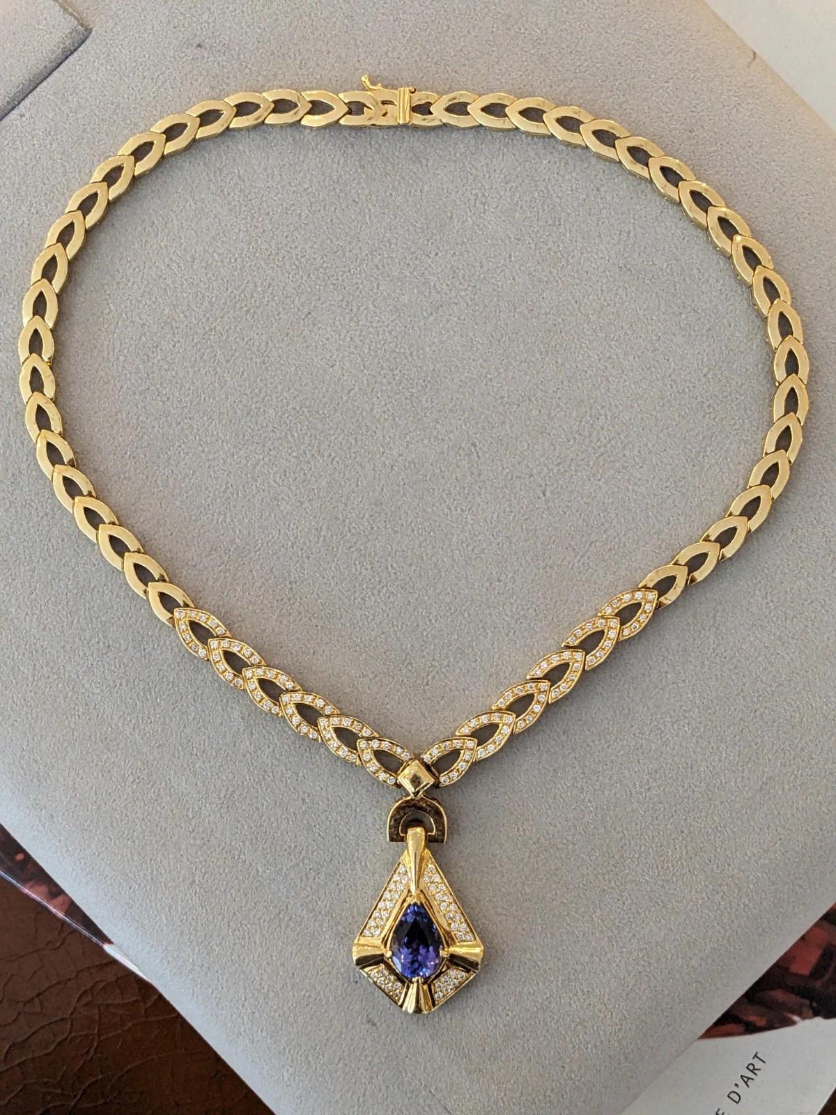 Tanzanite and Diamond Pendant Necklace in 18k Yellow Gold In condizioni ottime in vendita a La Jolla, CA