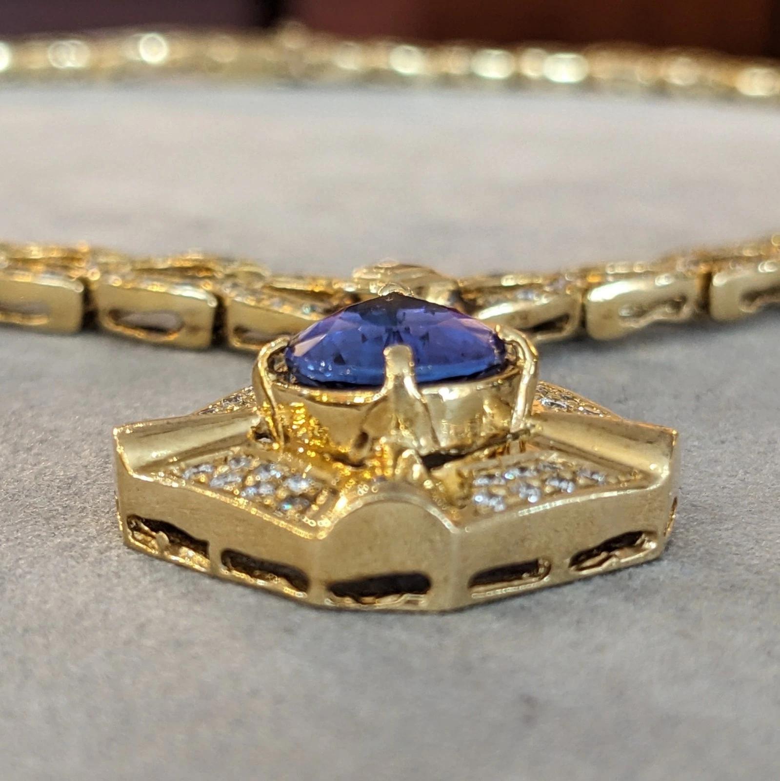 Donna Tanzanite and Diamond Pendant Necklace in 18k Yellow Gold in vendita