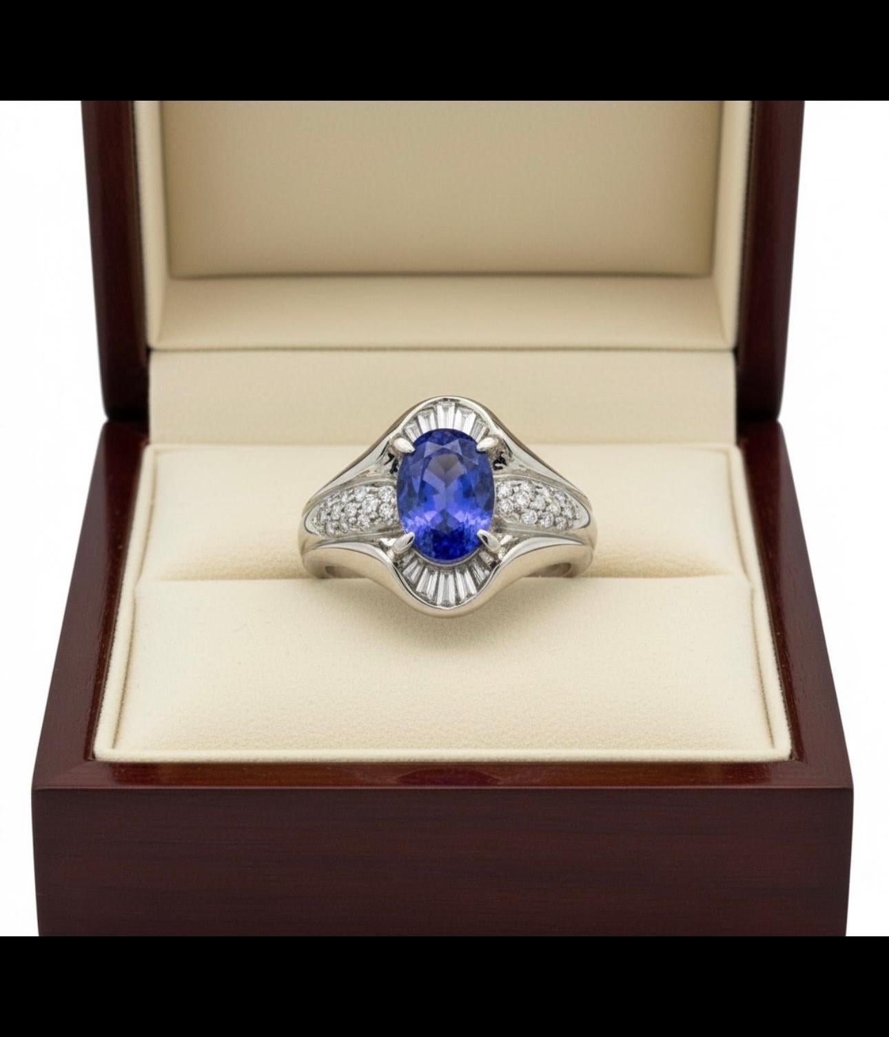 Descubre la rara belleza de la tanzanita en este sofisticado anillo de platino. Esta tanzanita de talla ovalada, apreciada por su distintivo tono azul-violeta, está elegantemente enmarcada por brillantes diamantes que amplifican su resplandor