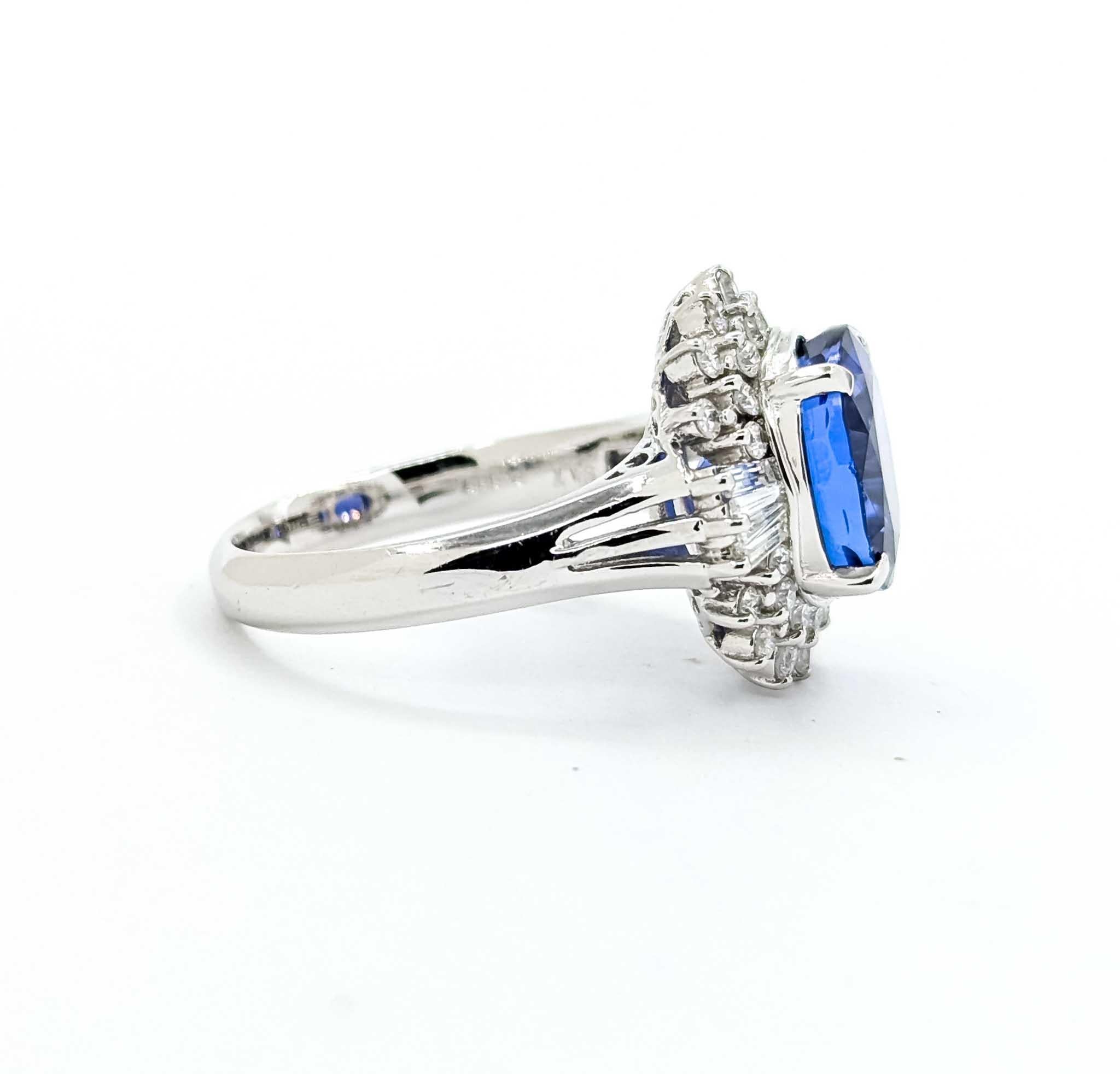 Bague en platine avec tanzanite et diamant

Vintage By présente cette magnifique bague de style vintage, ornée d'une superbe tanzanite de 5,17 carats sertie dans un platine lustré. La bague présente un design complexe orné de diamants étincelants,