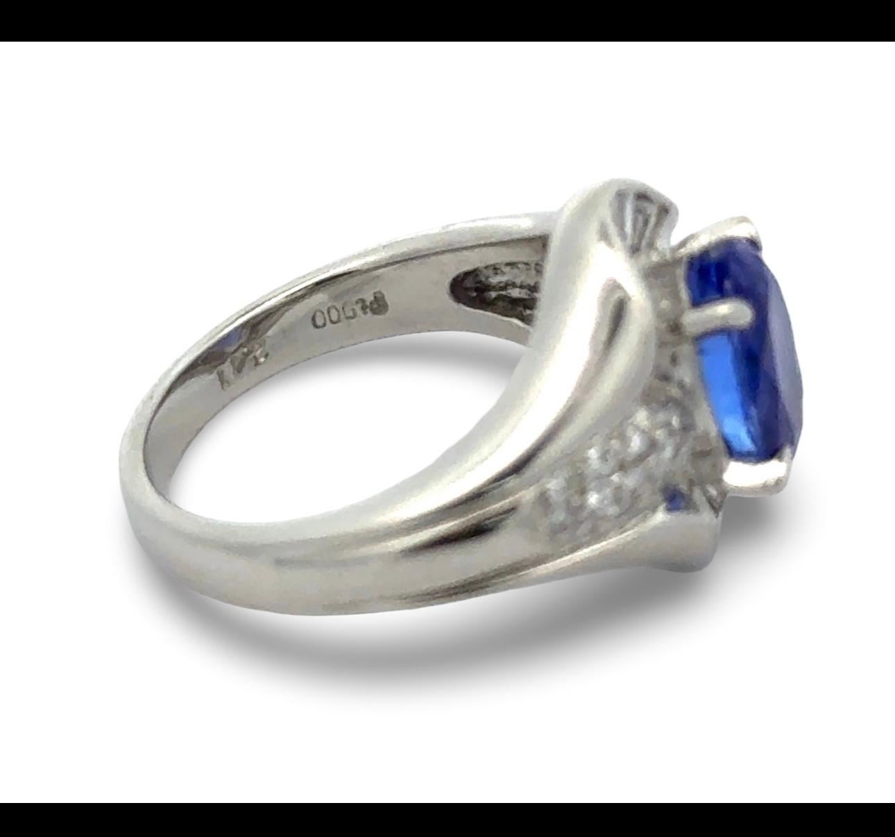 Anillo de tanzanita y diamantes en platino Corte oval en venta