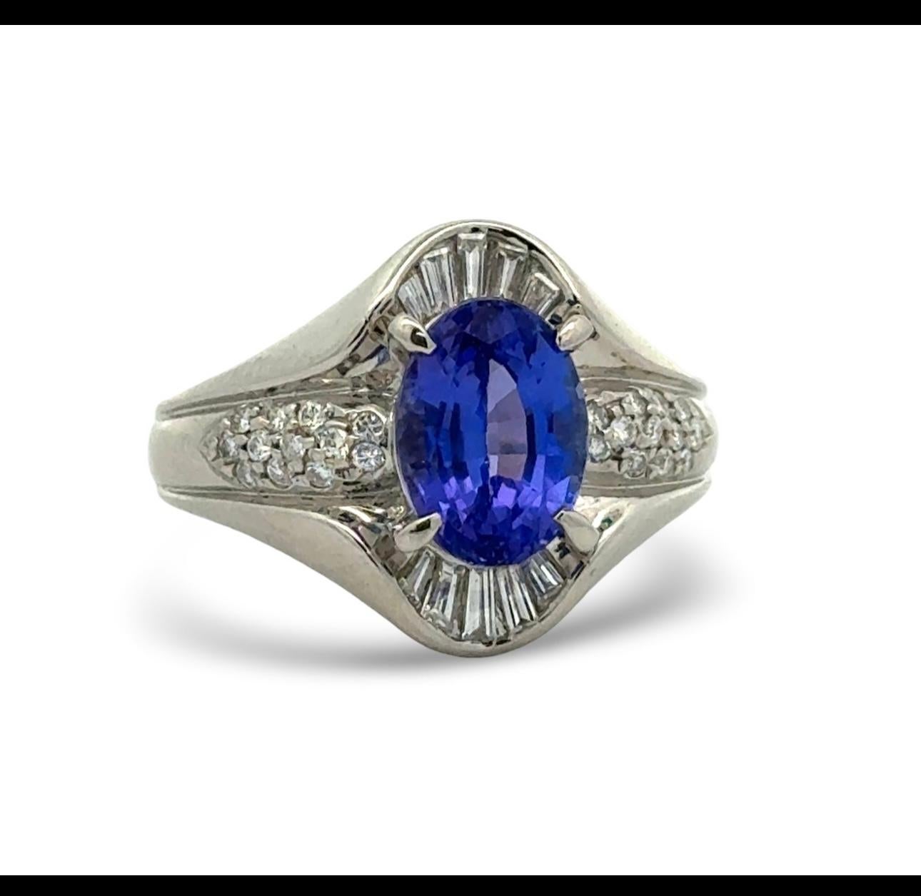 Anillo de tanzanita y diamantes en platino en venta 1