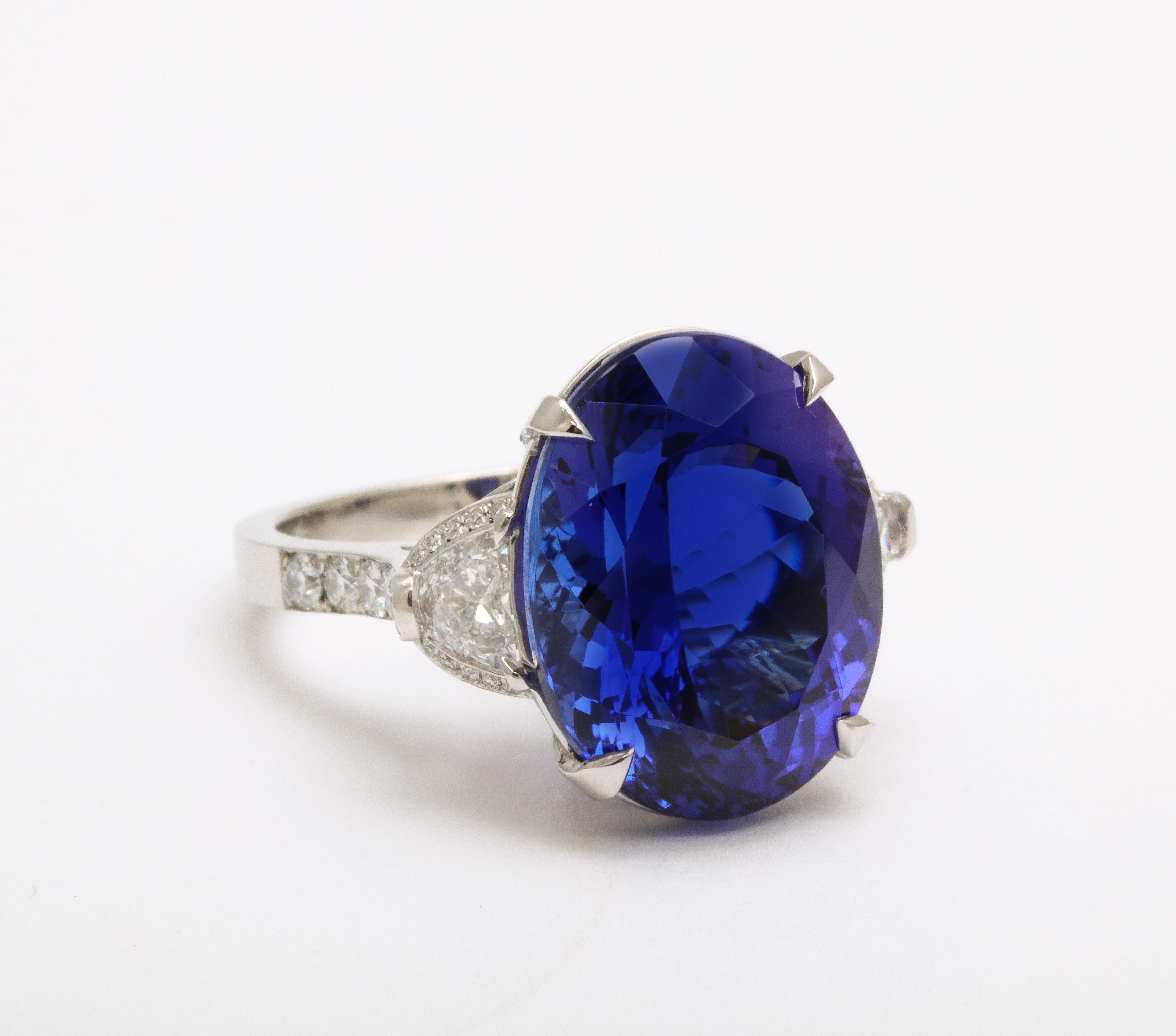 Tanzanite and Diamond Ring In New Condition For Sale In New York, NY