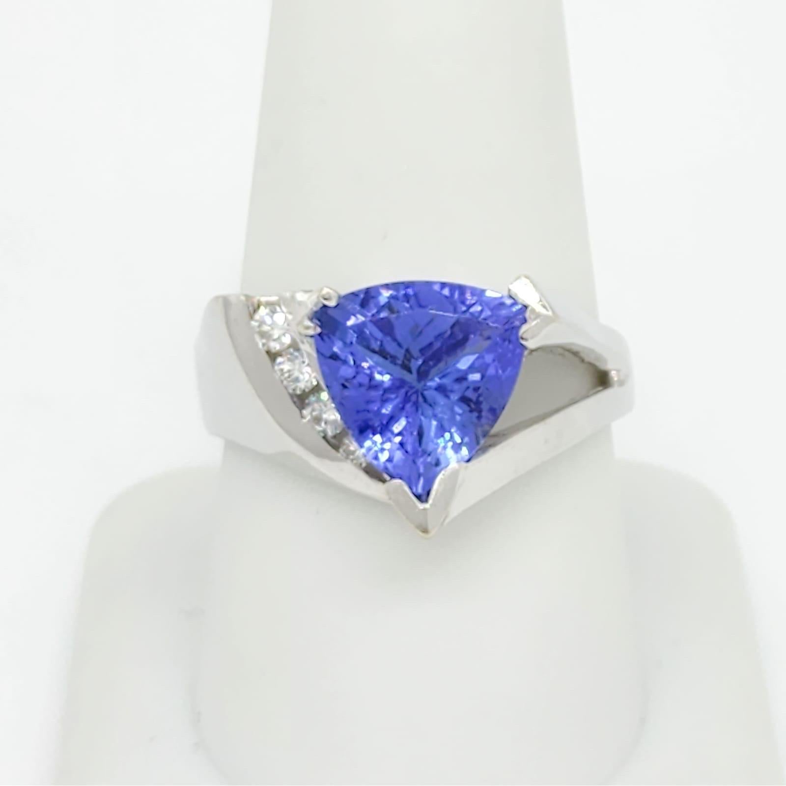 Tanzanite and Diamond Ring in 14k White Gold In New Condition For Sale In Los Angeles, CA