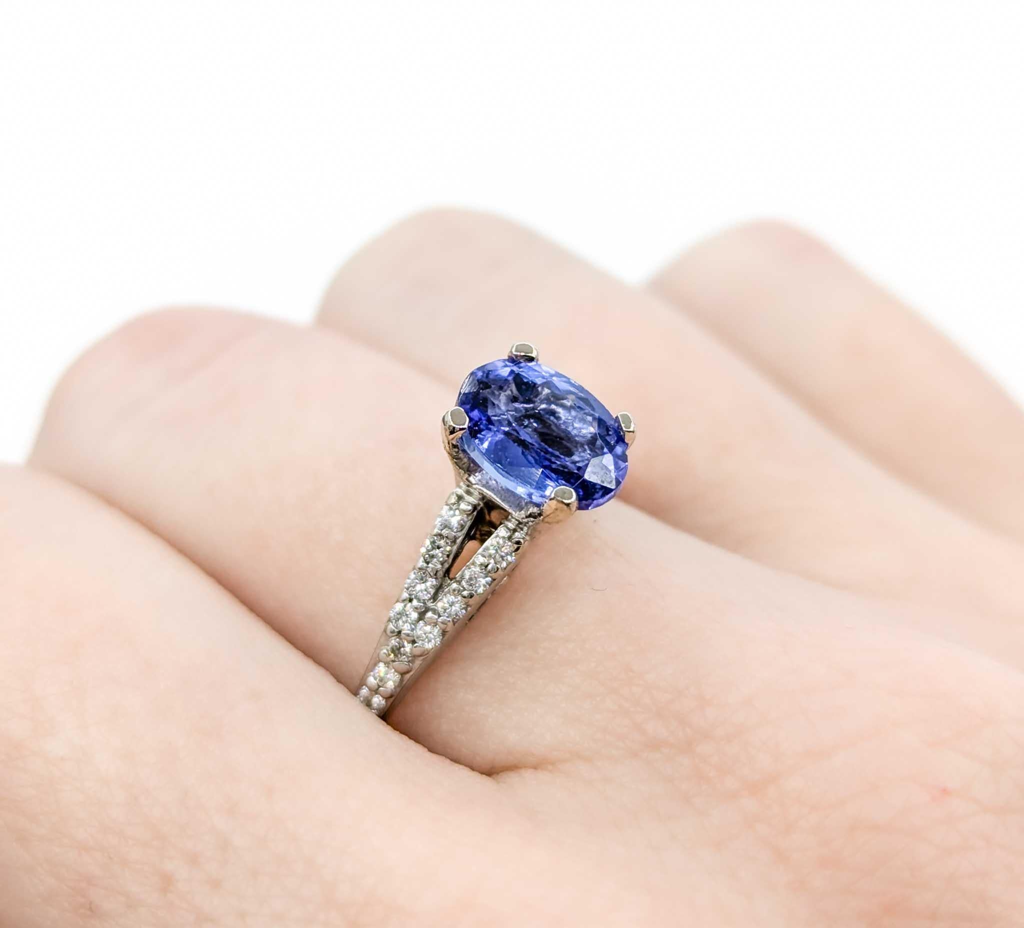 Tanzanite and Diamond Ring in 14k White Gold In Excellent Condition For Sale In Bloomington, MN