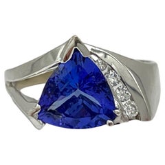 Anillo de tanzanita y diamantes en oro blanco de 14k