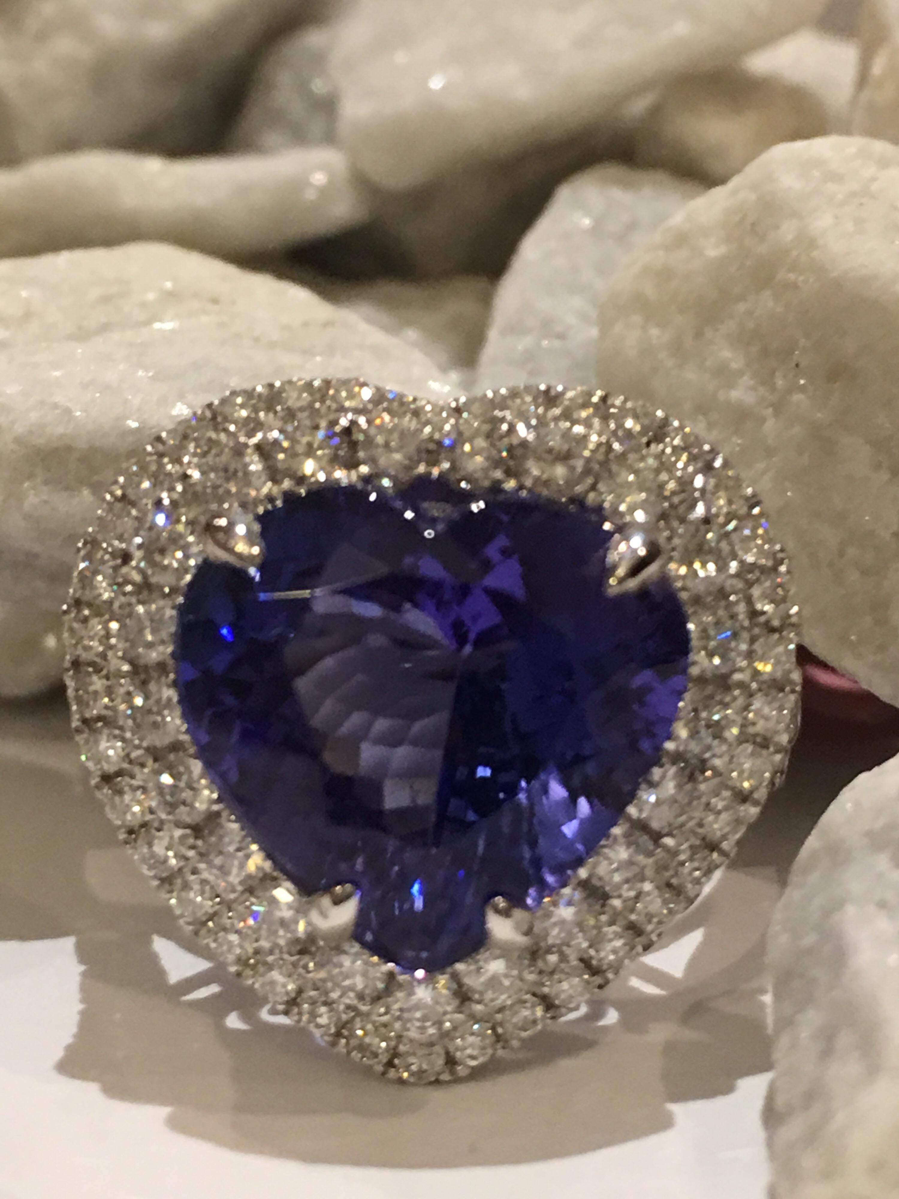 Tanzanite and Diamond Set in 14 Karat White Gold Ring In New Condition In Trumbull, CT