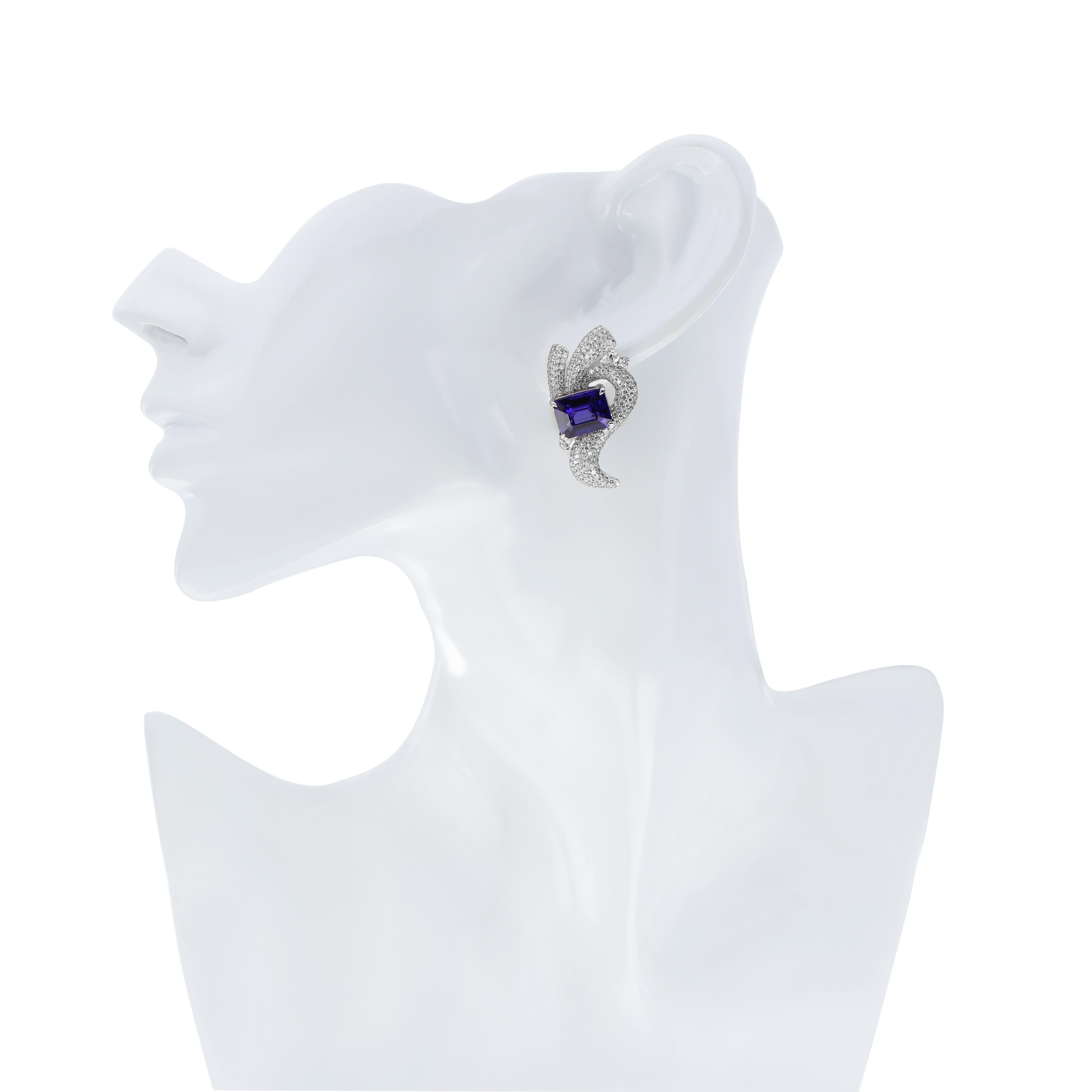 Orecchini tempestati di tanzanite e diamanti in oro bianco 18 carati in vendita 3