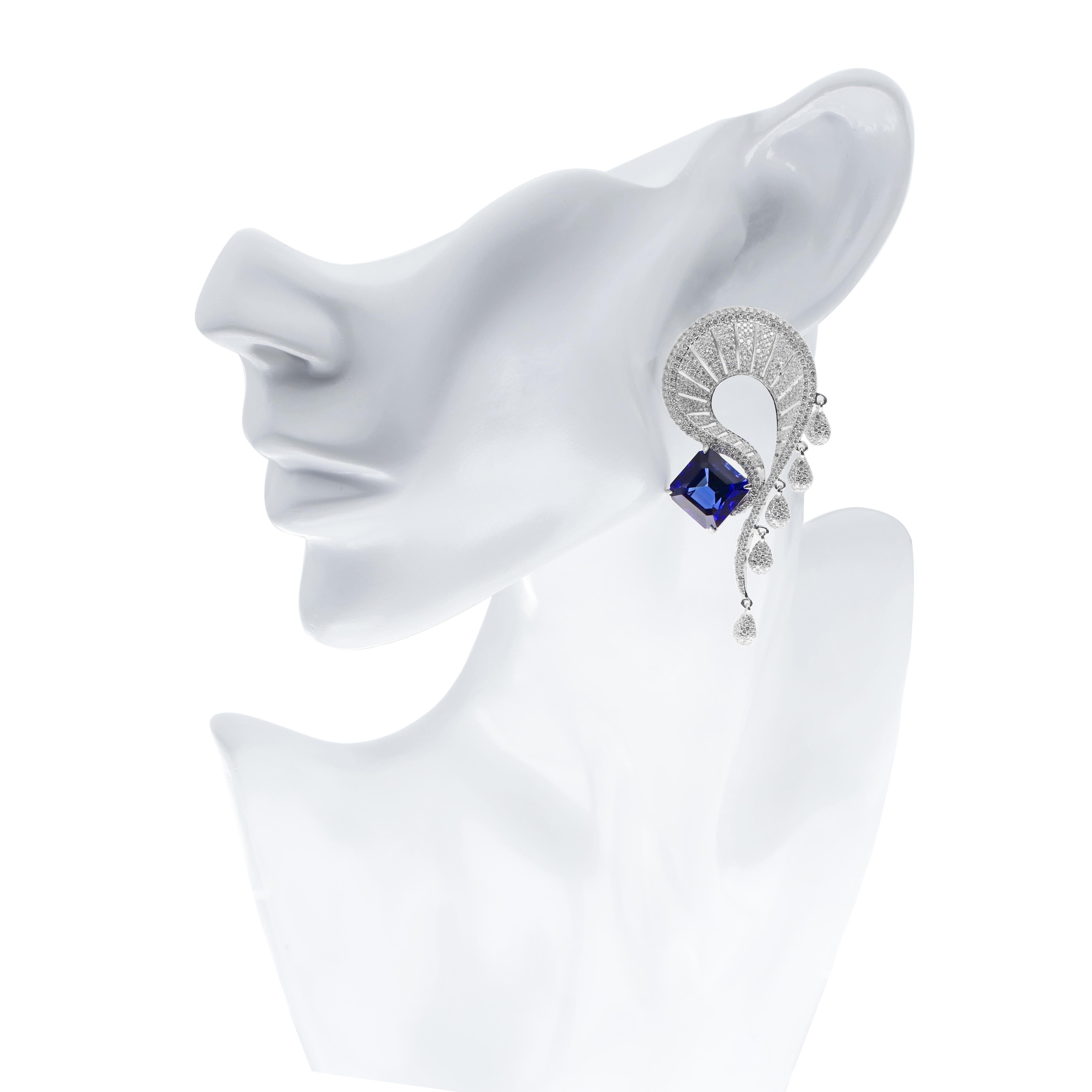 Orecchini tempestati di tanzanite e diamanti in oro bianco 18 carati in vendita 3