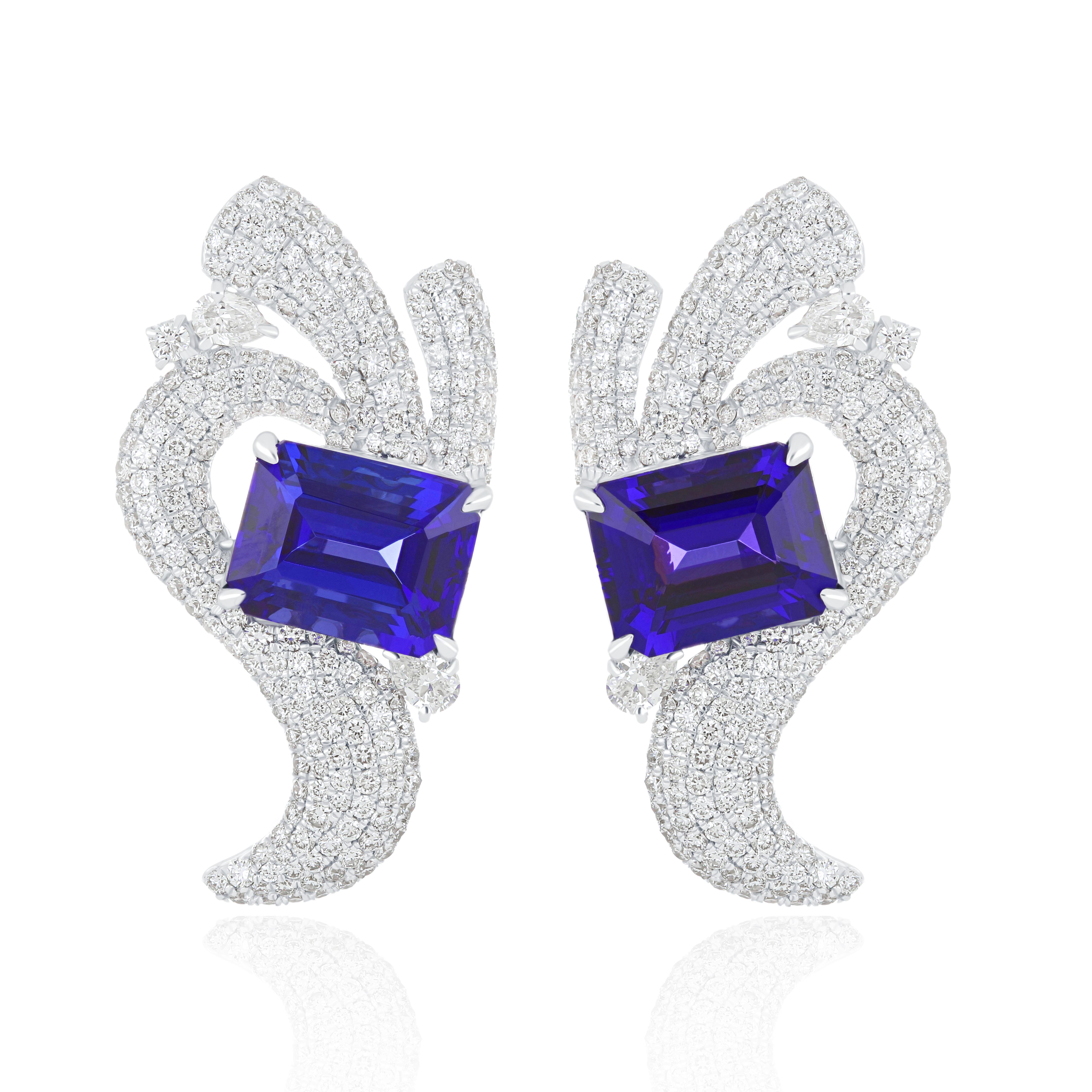 Orecchini tempestati di tanzanite e diamanti in oro bianco 18 carati in vendita 4