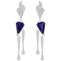Boucles d'oreilles pendantes en or blanc 18 carats cloutées de tanzanite et de diamants