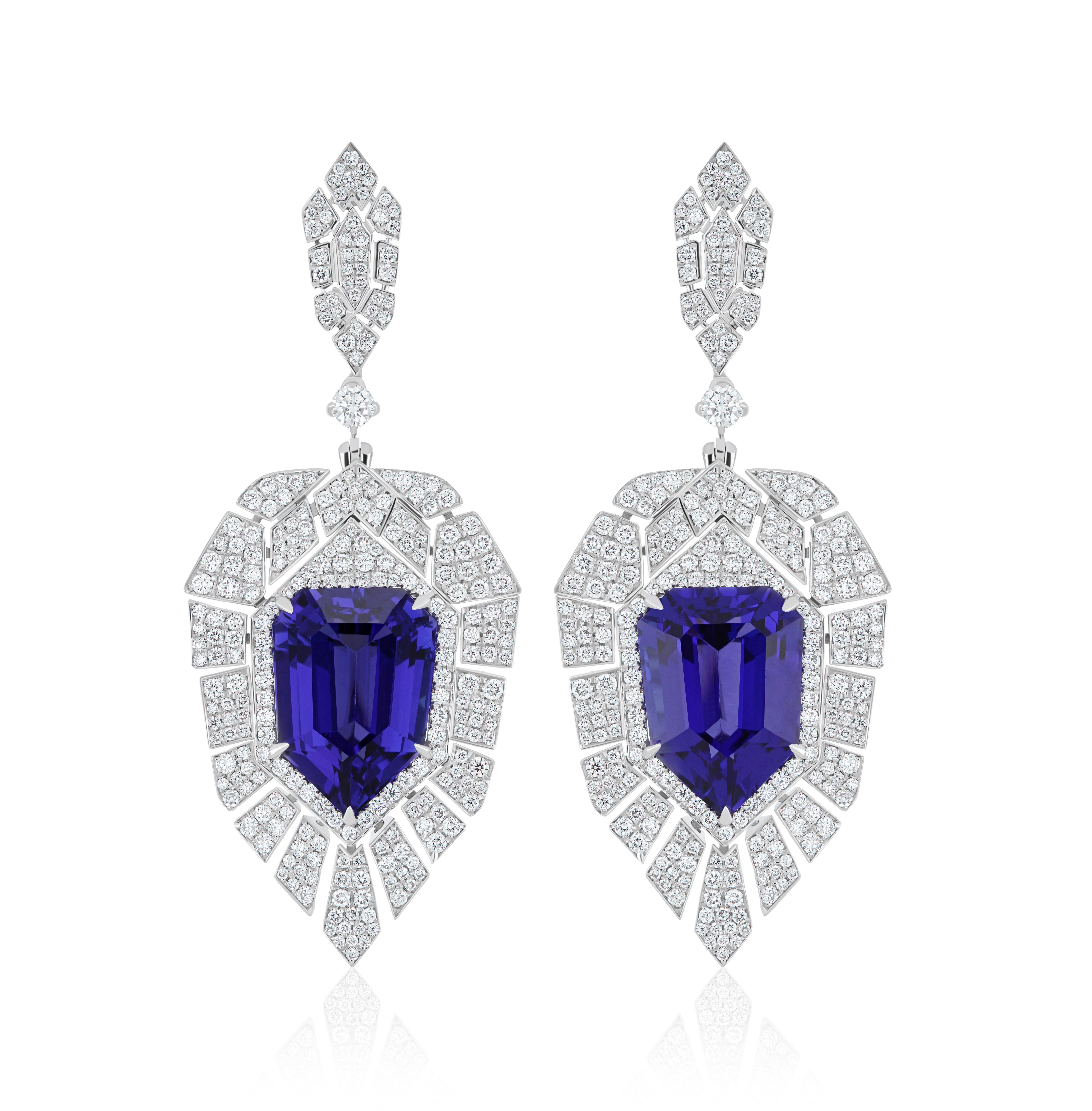 Orecchini tempestati di tanzanite e diamanti in oro bianco 18 carati in vendita 2